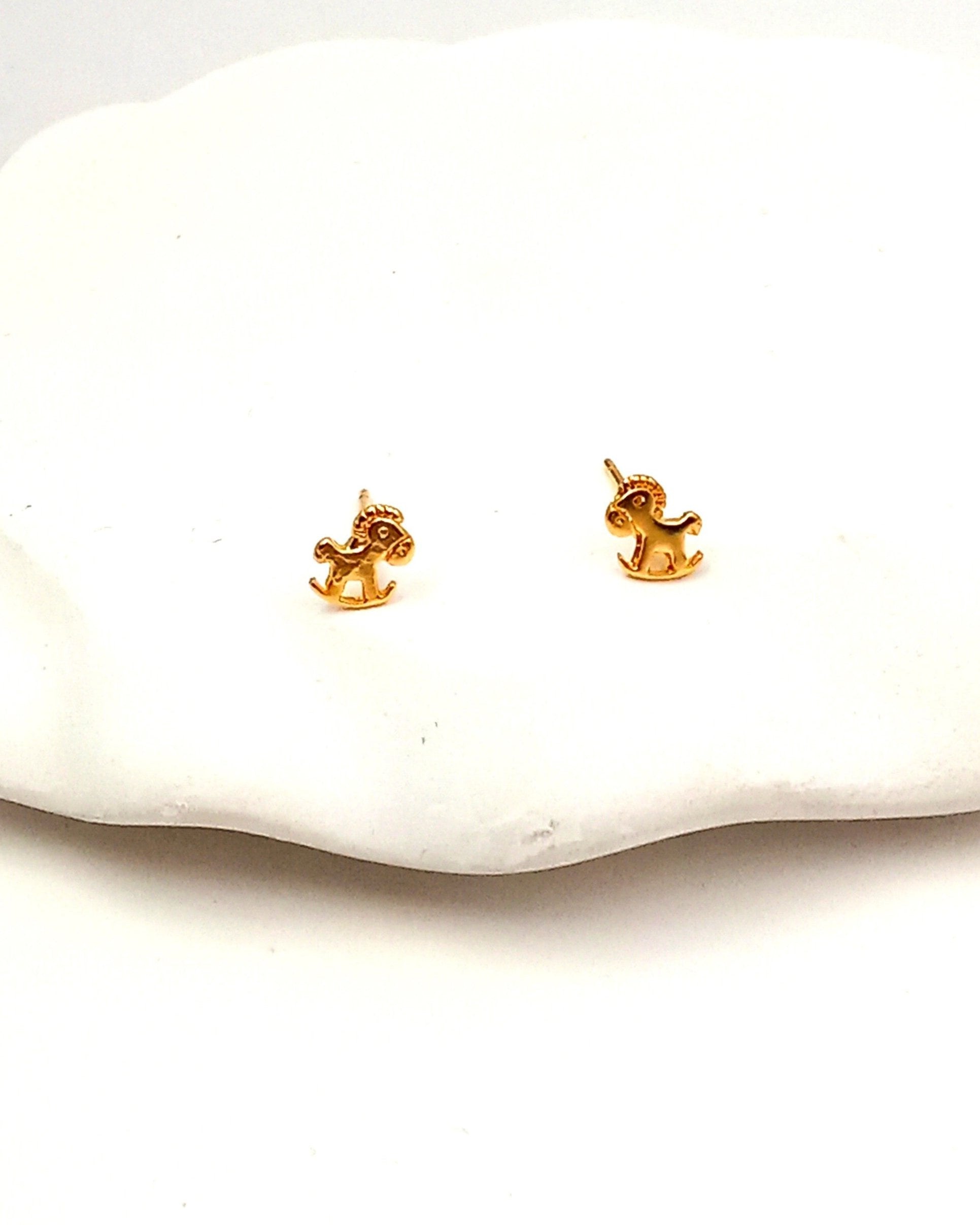 עגילי סוס נדנדה צמודים