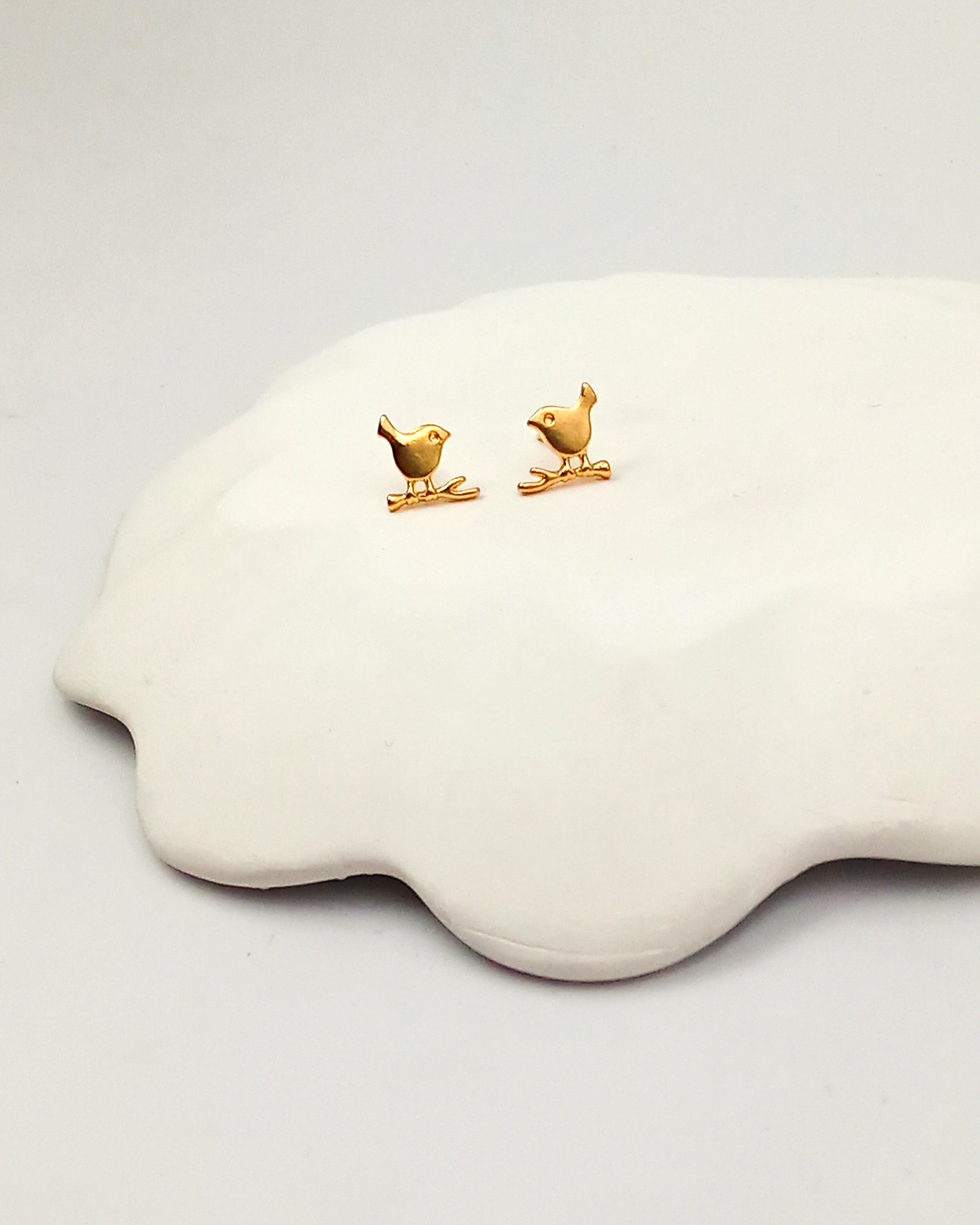 עגילי ציפור על ענף צמודים