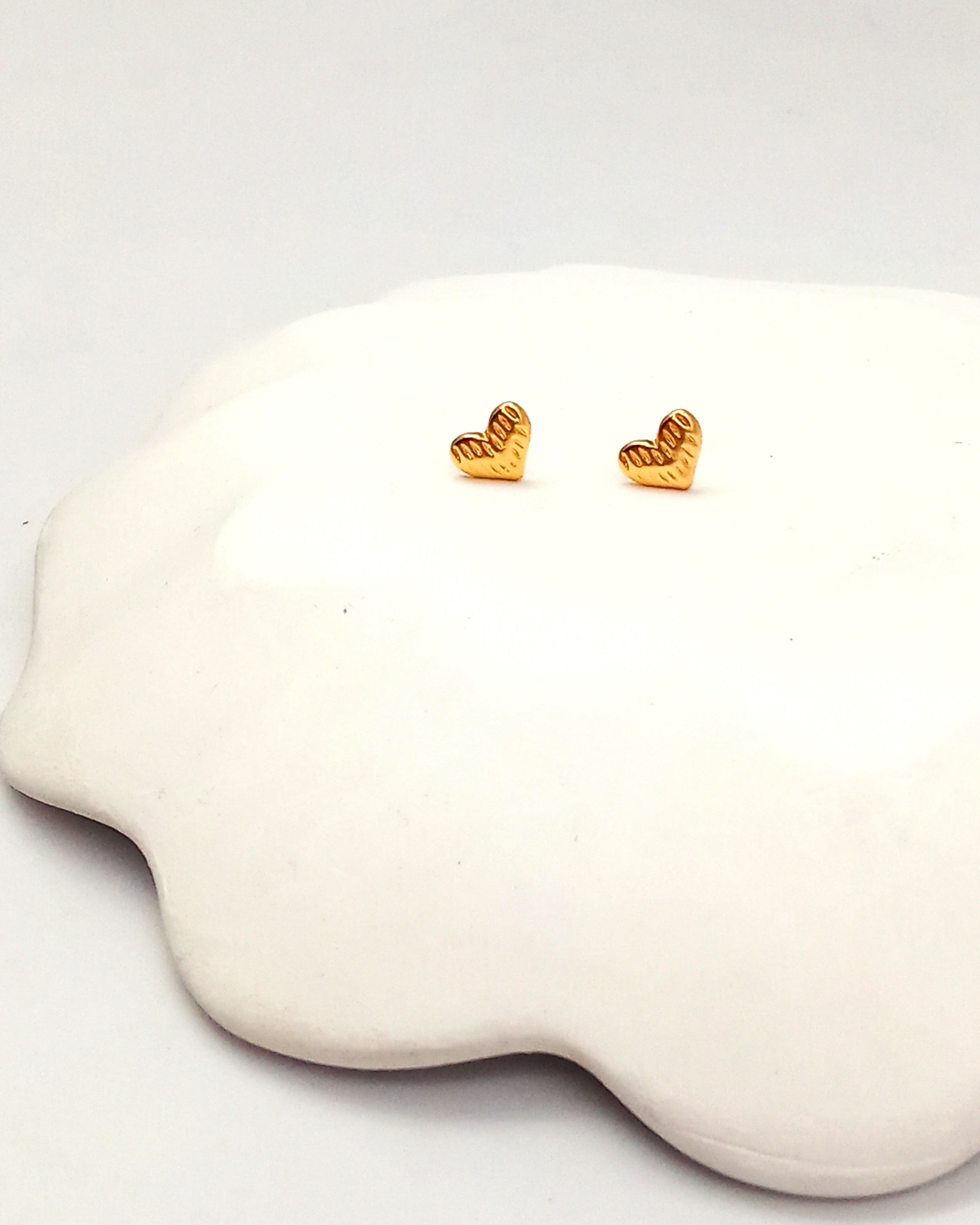 עגילי לב מחורצים צמודים