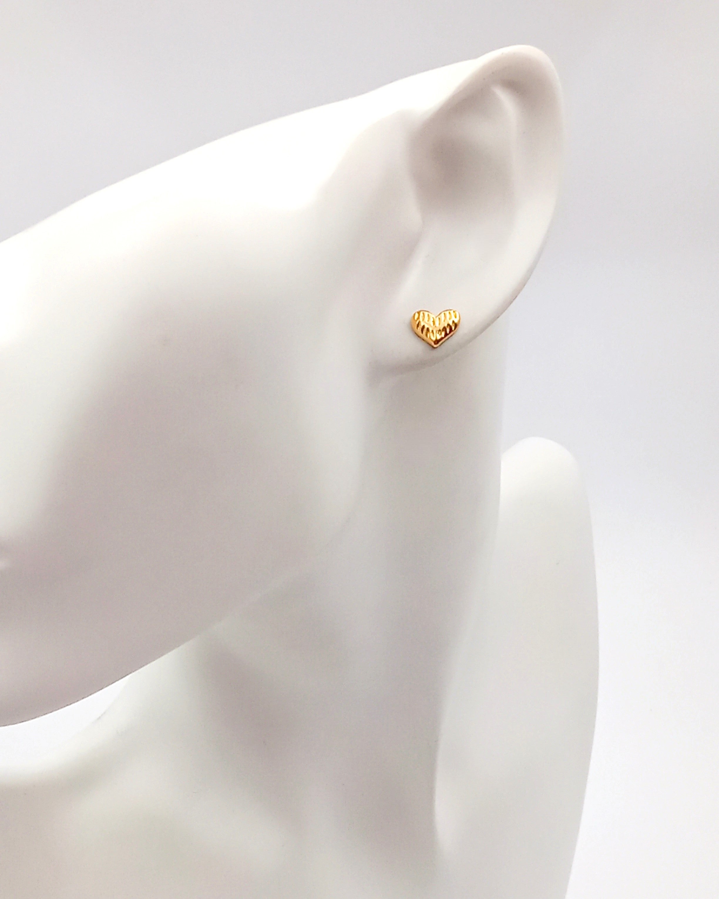 עגילי לב מחורצים צמודים