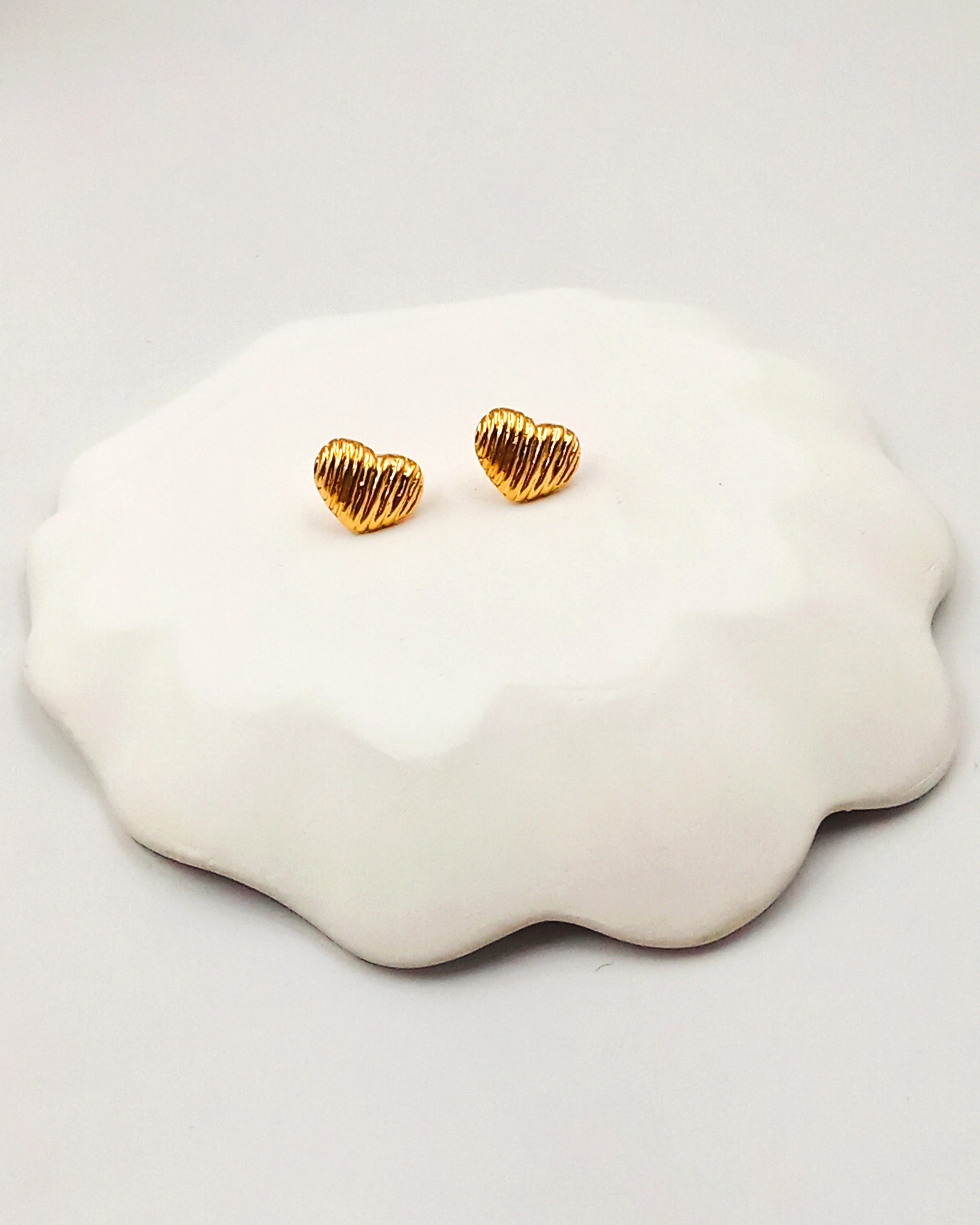 עגילי לבבות מחורצים צמודים