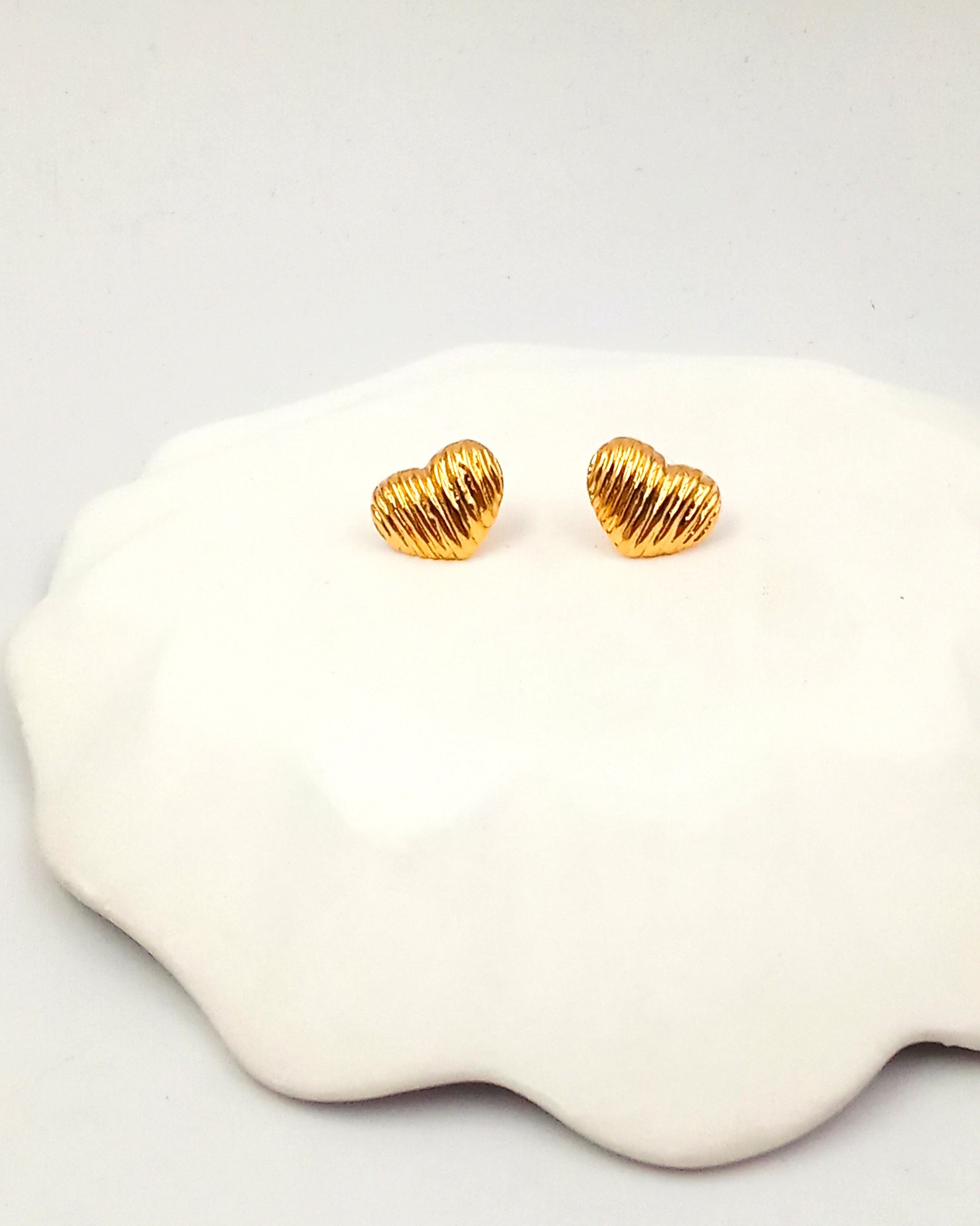 עגילי לבבות מחורצים צמודים