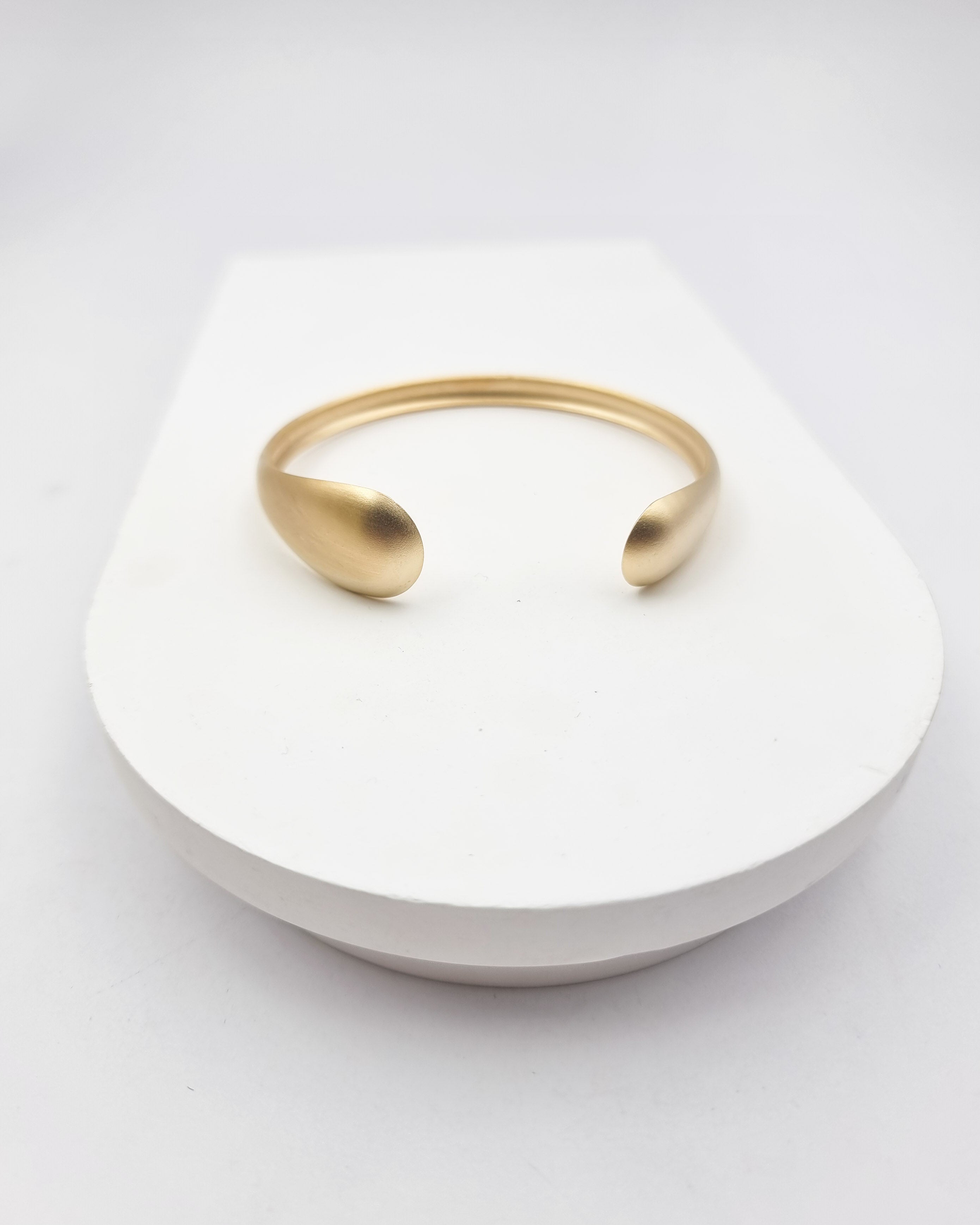 צמיד קשיח מעוגל