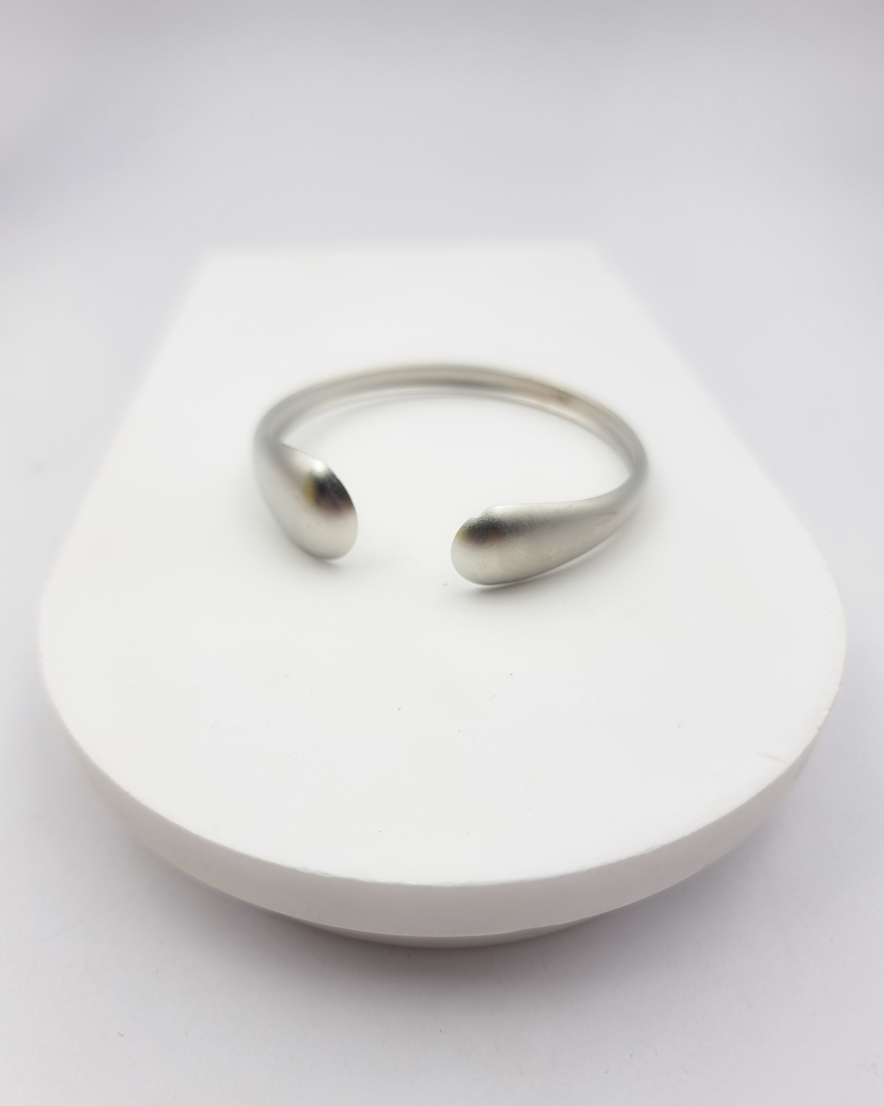 צמיד קשיח מעוגל