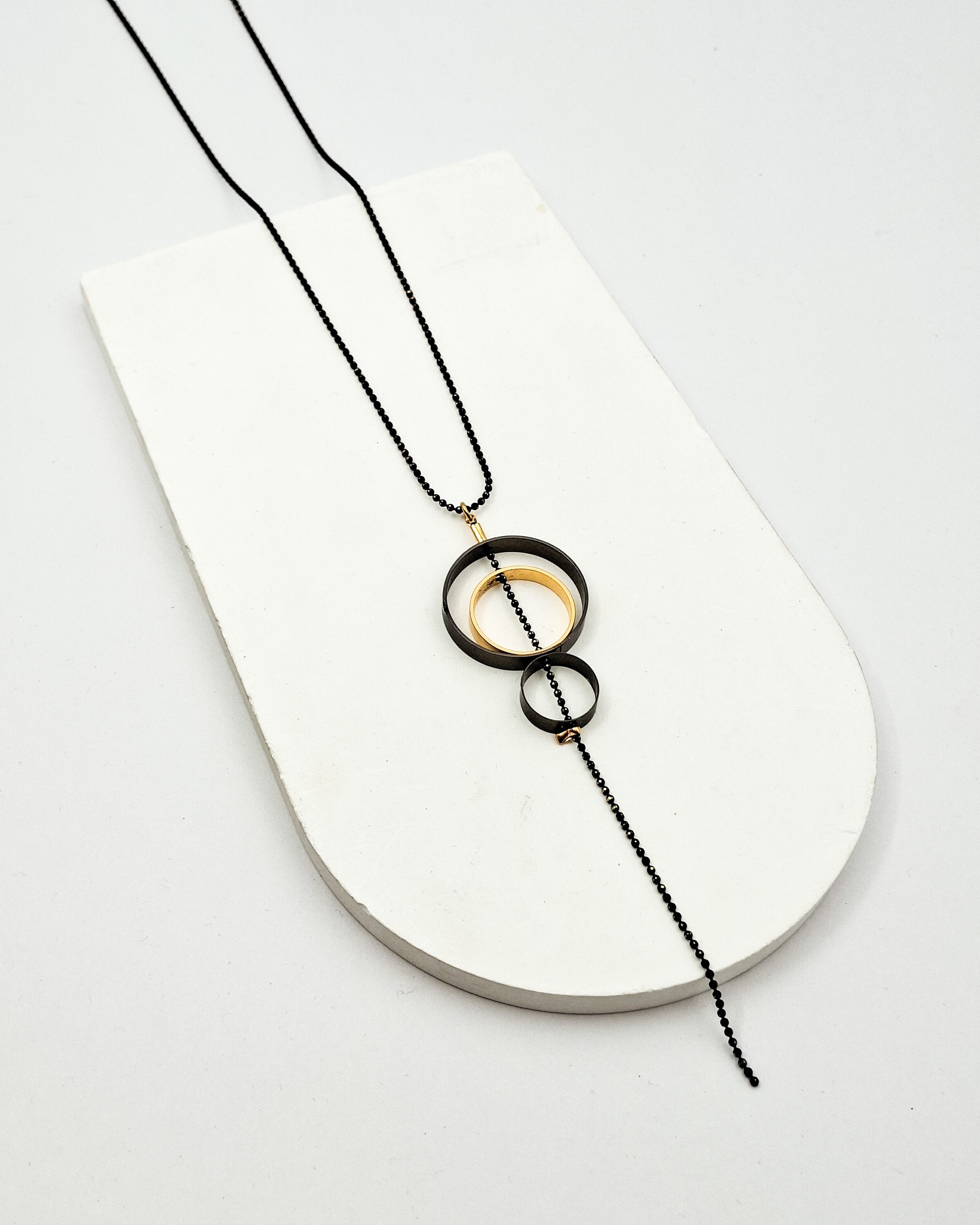 שרשרת חלולים שחור זהב