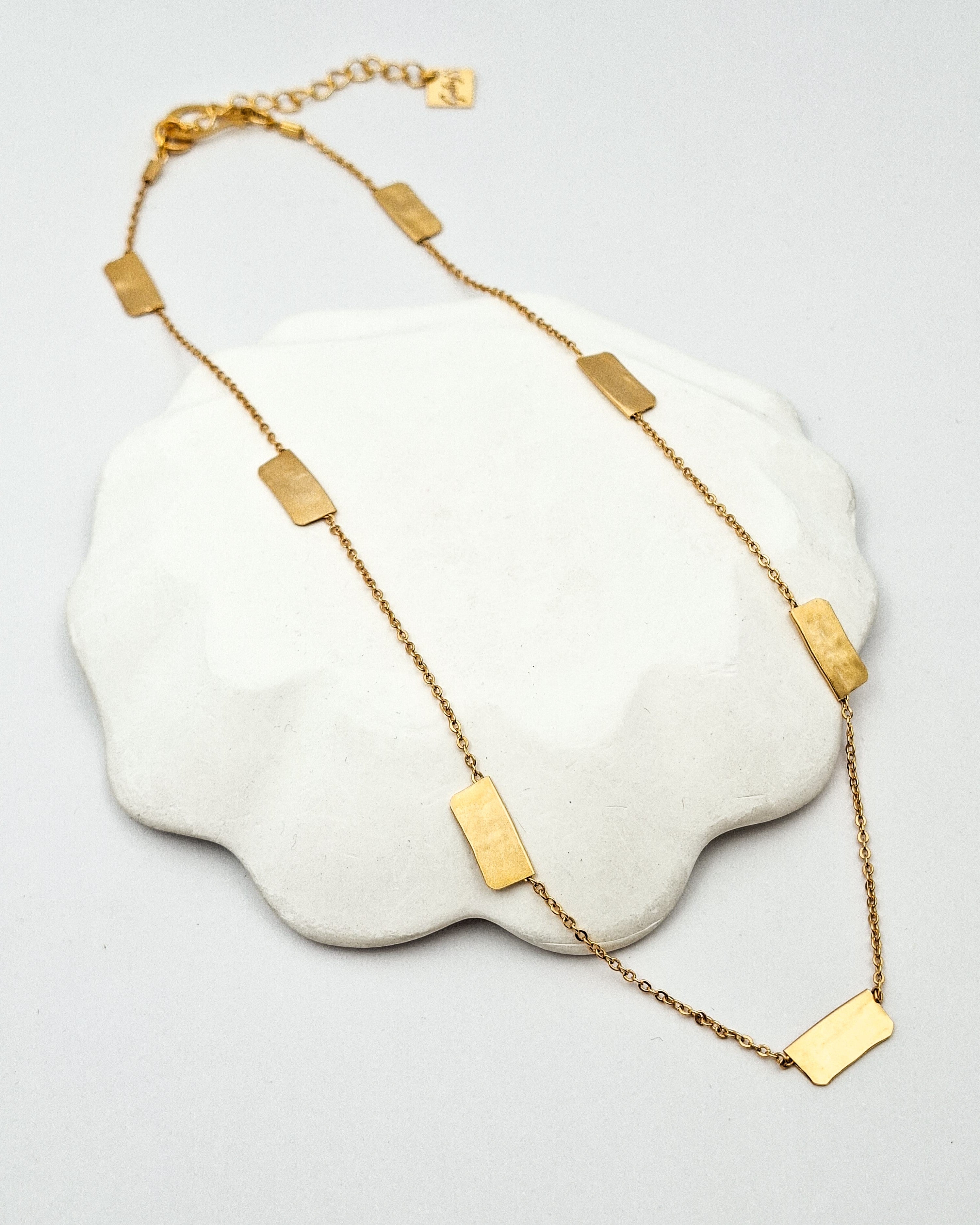 שרשרת מלבנים קצרה עבודת יד זהב