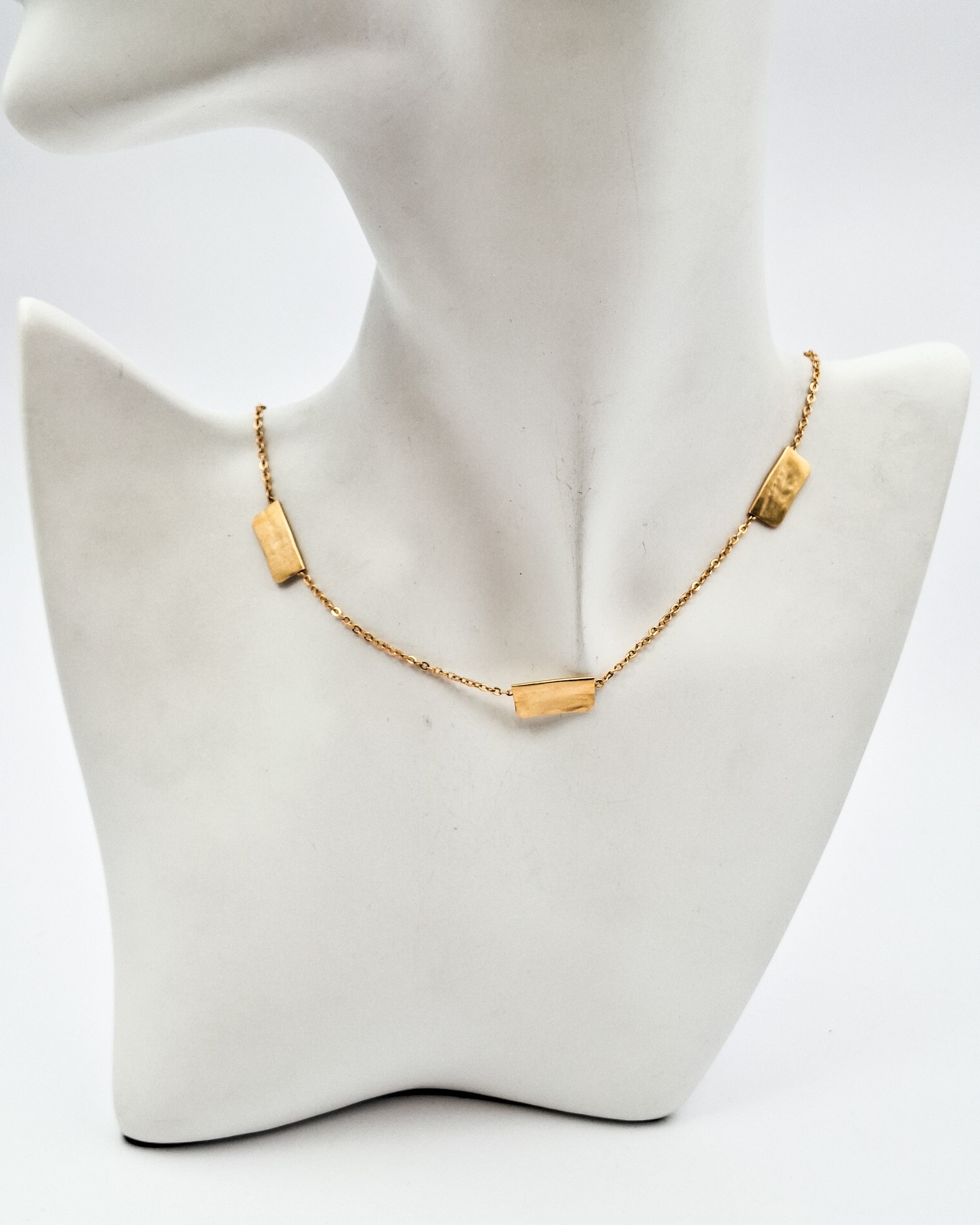 שרשרת מלבנים קצרה עבודת יד זהב