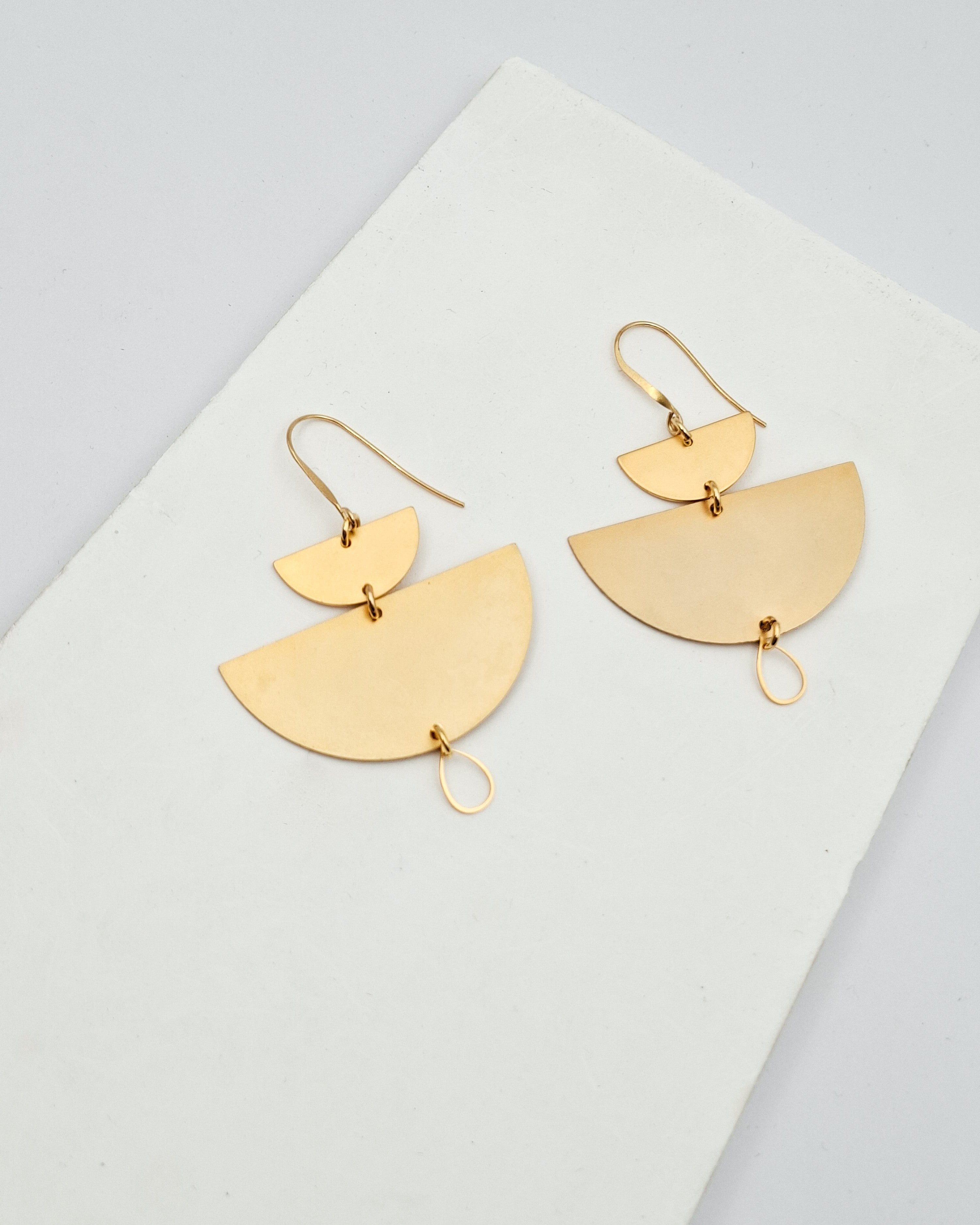 עגילי לונה תלויים