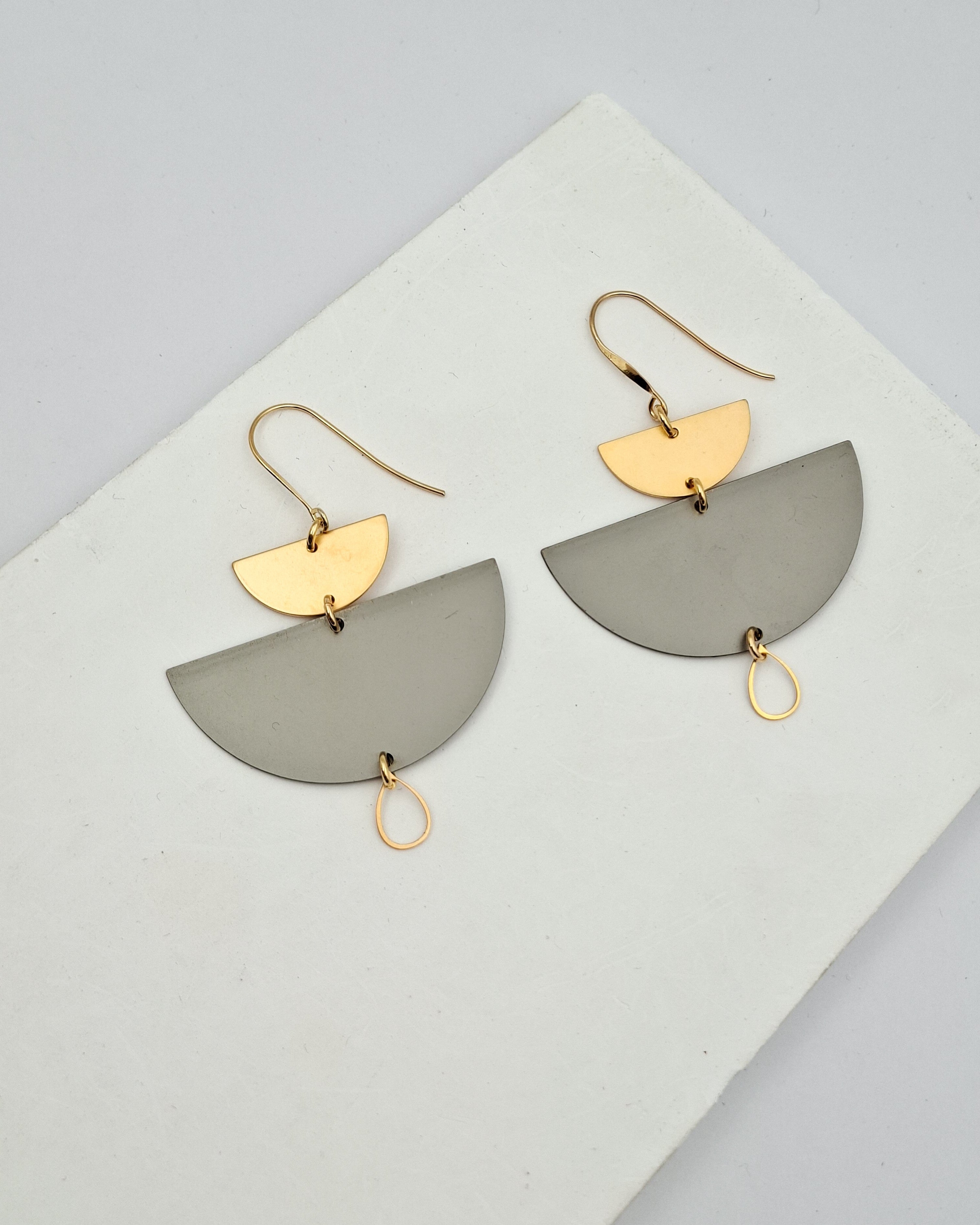 עגילי לונה תלויים