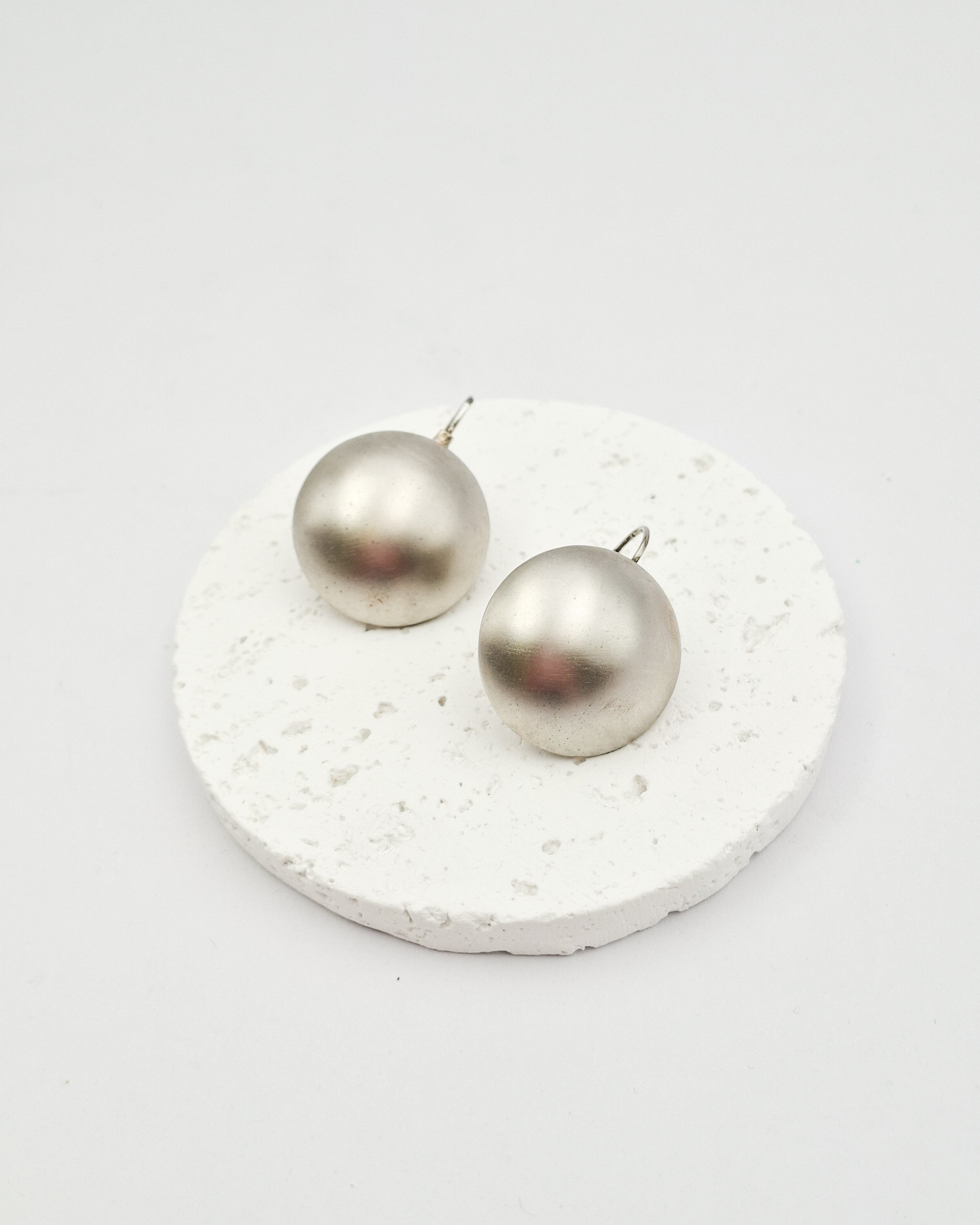 עגילי חיפ תלויים כסף