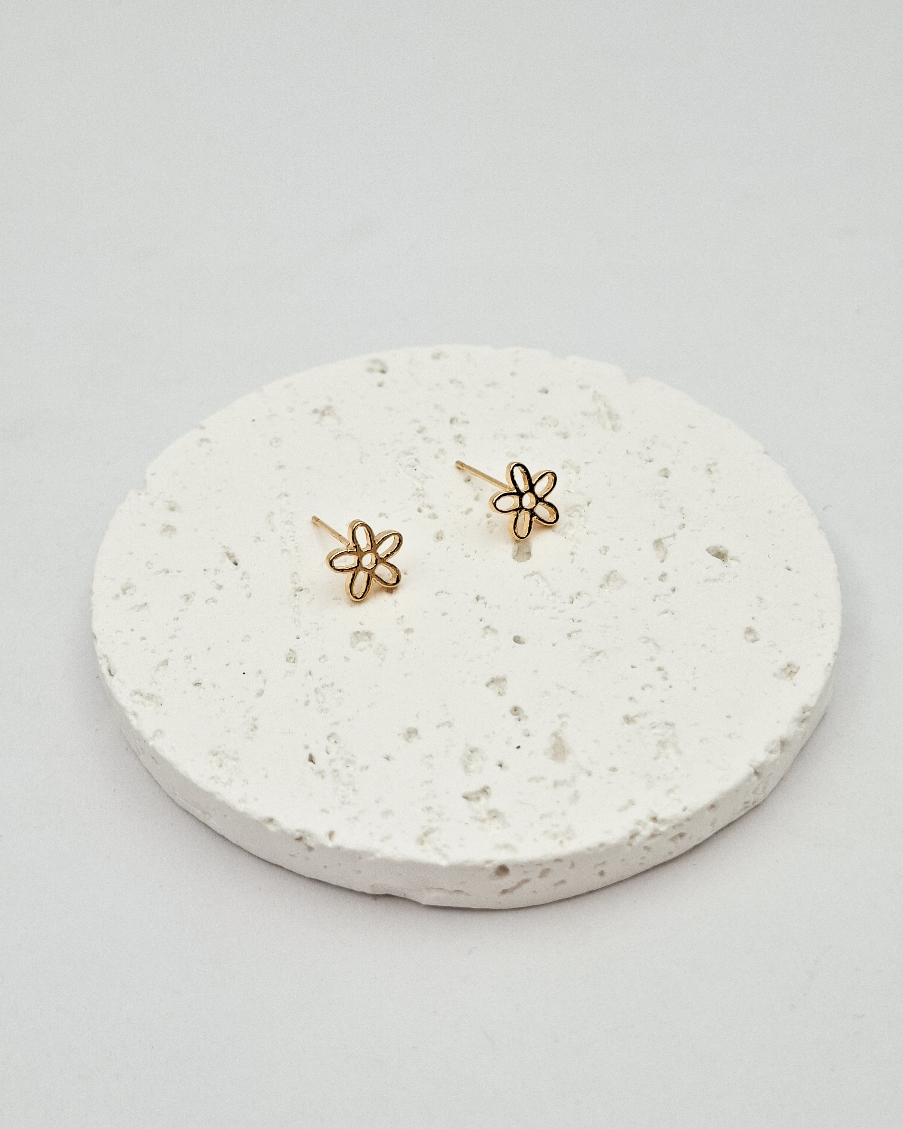 עגילי פרחים חלולים צמודים