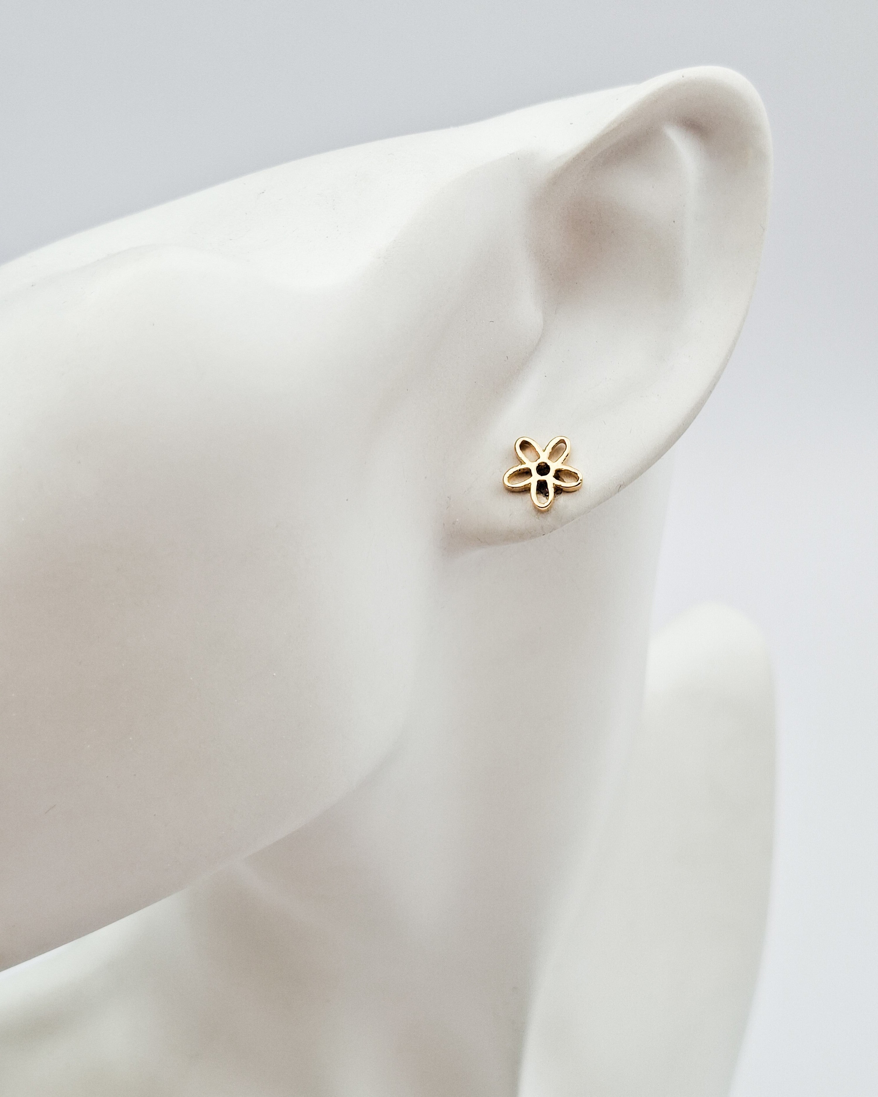 עגילי פרחים חלולים צמודים