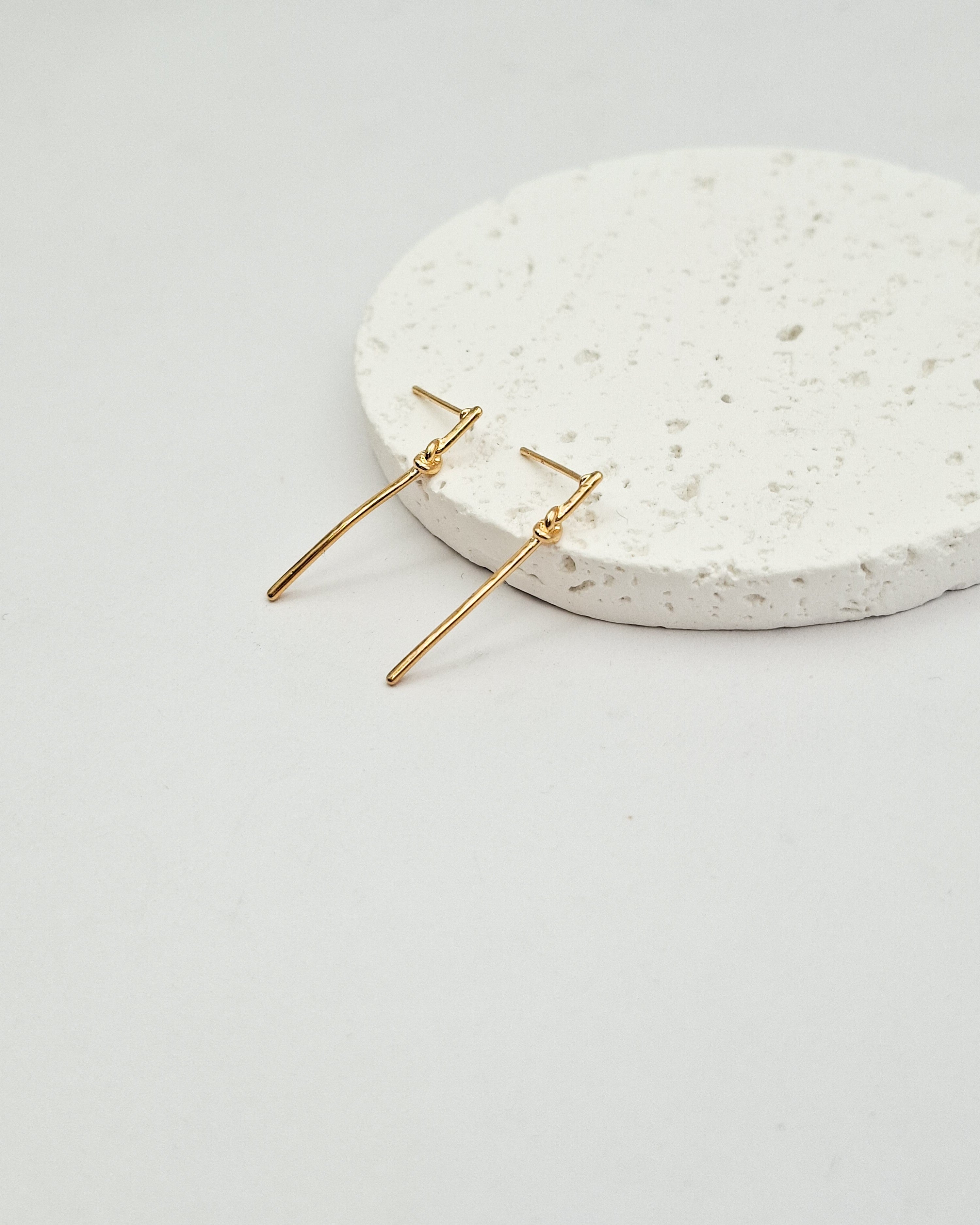 עגילי קשר צמודים