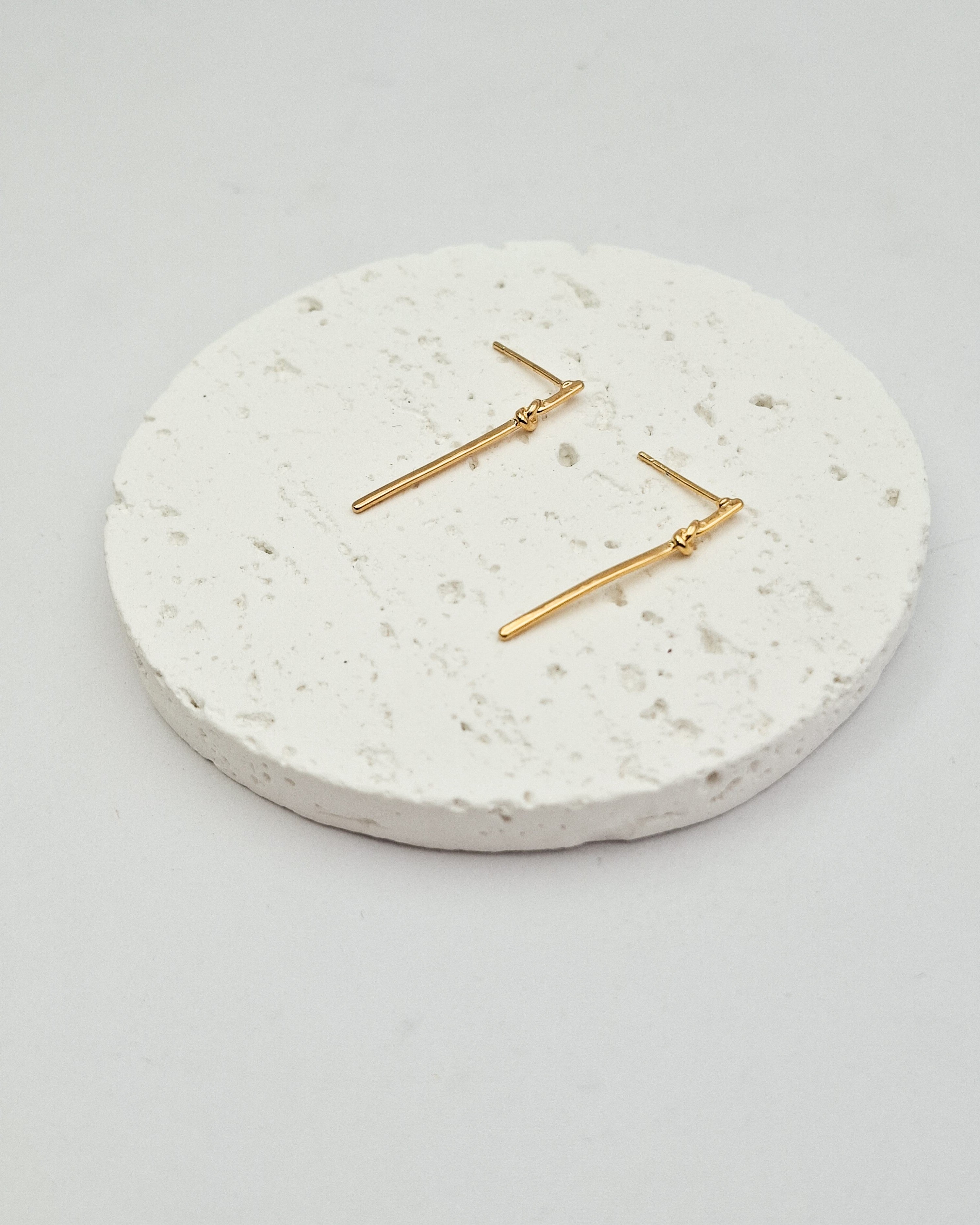 עגילי קשר צמודים