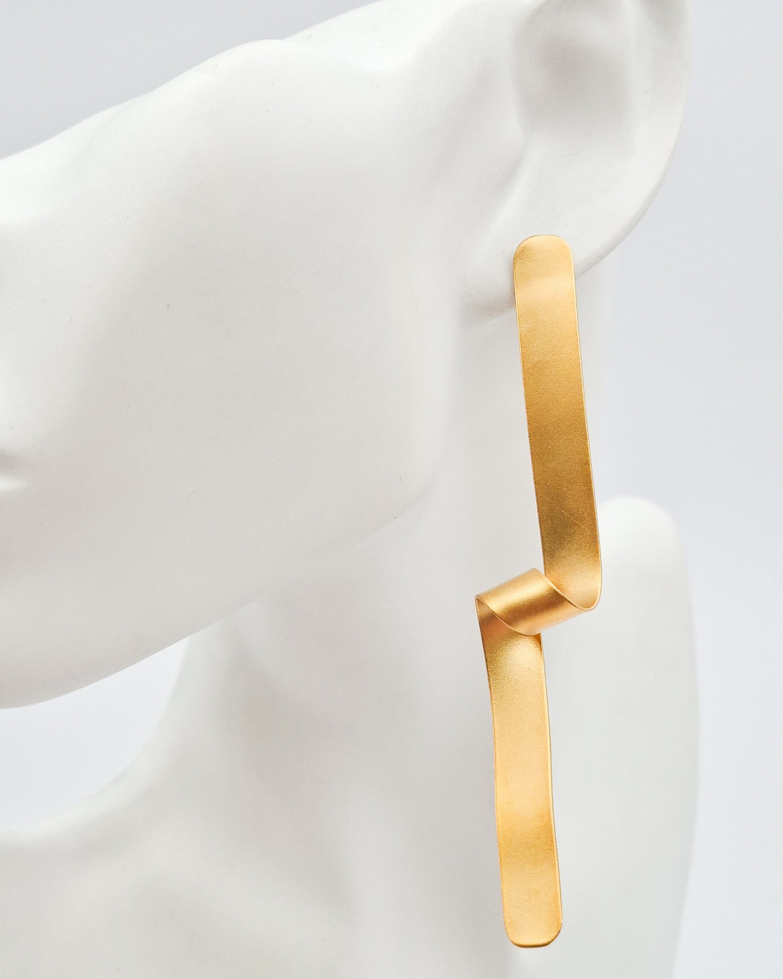 עגילים צמודים פליפ ארוך זהב