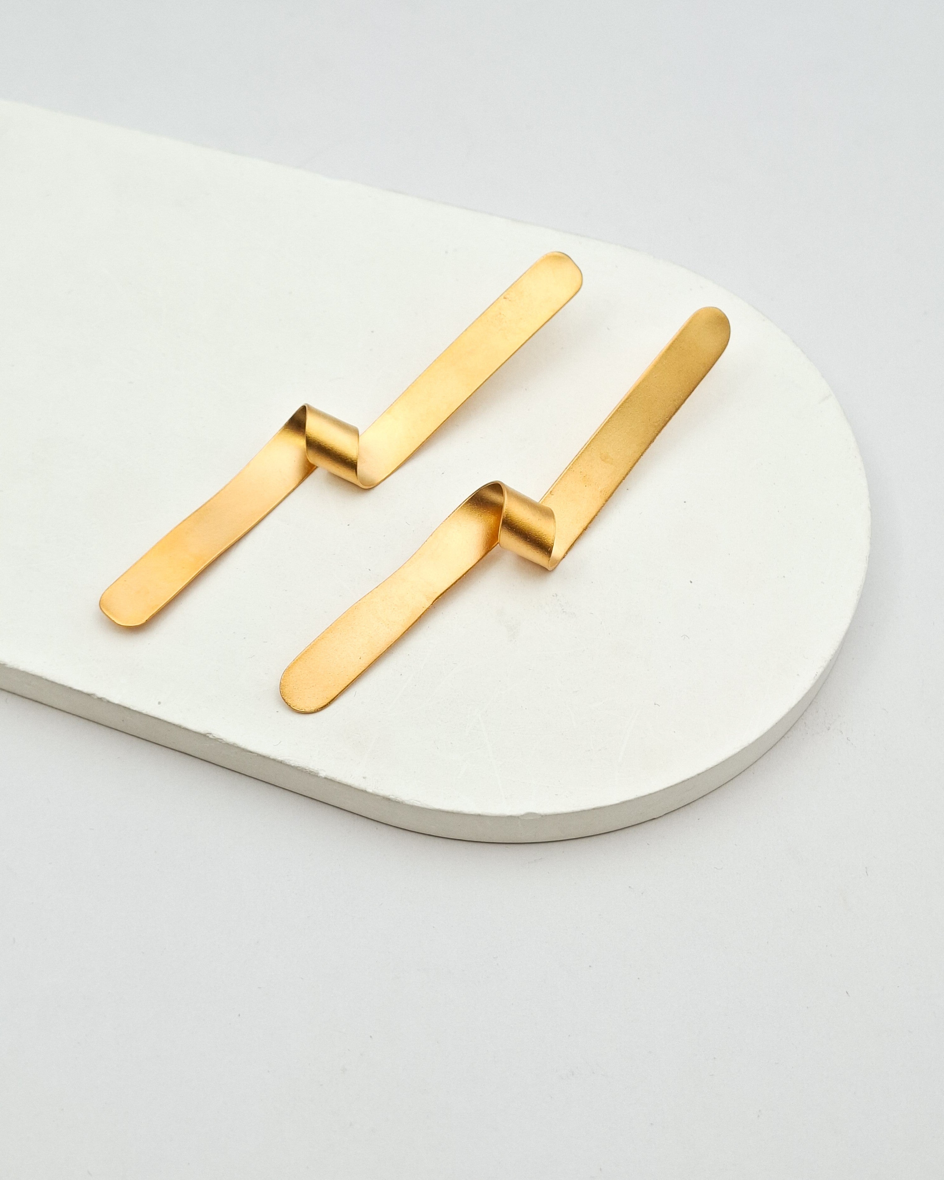 עגילים צמודים פליפ ארוך זהב