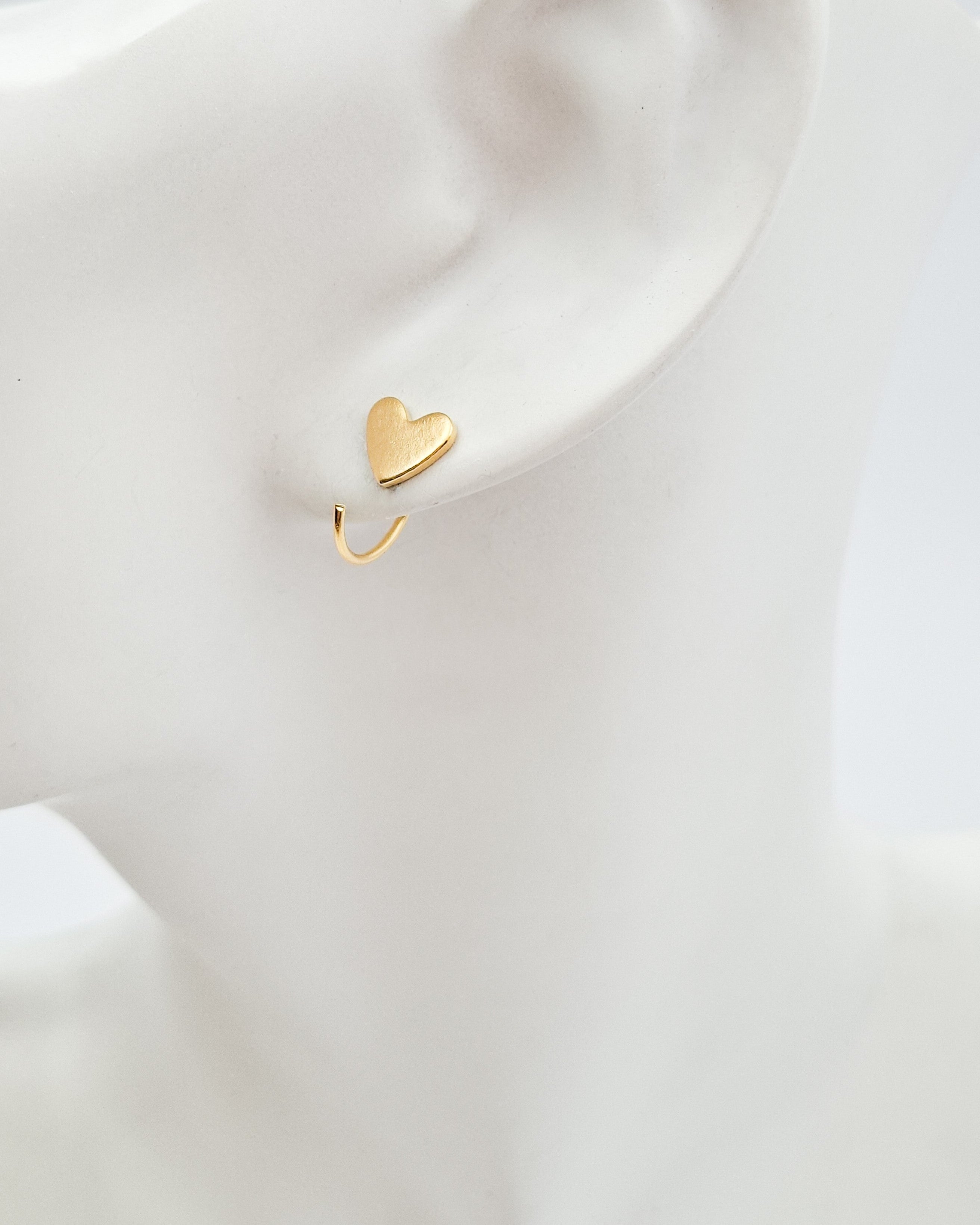 עגילי לב חצי חישוק צמודים