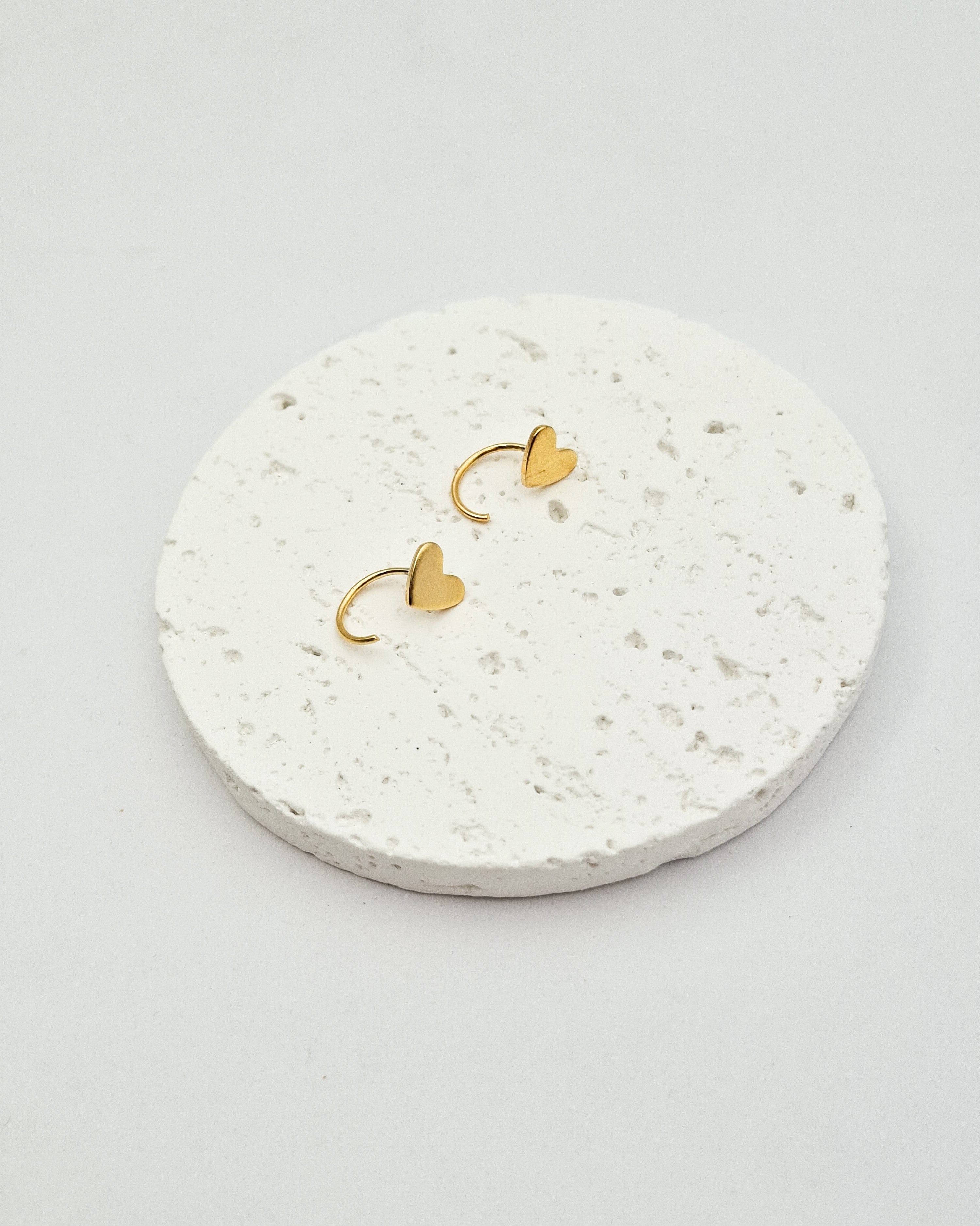 עגילי לב חצי חישוק צמודים