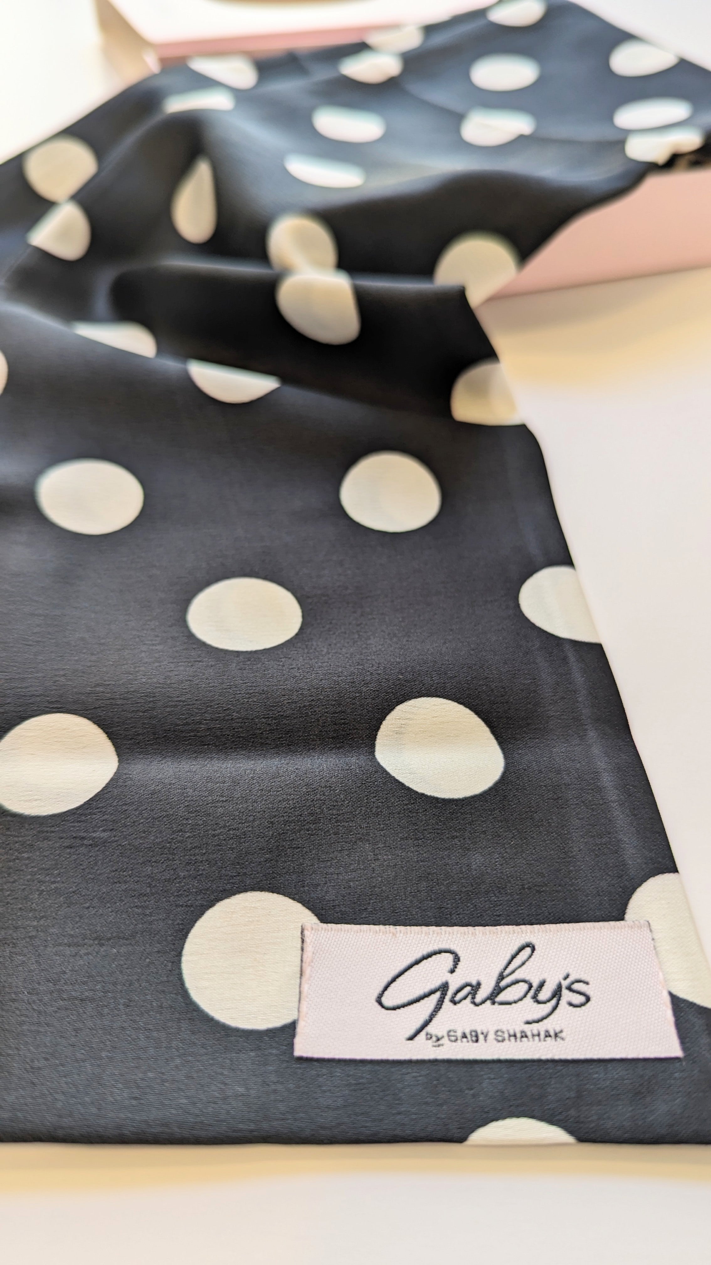 מטפחת דוט שחור לבן