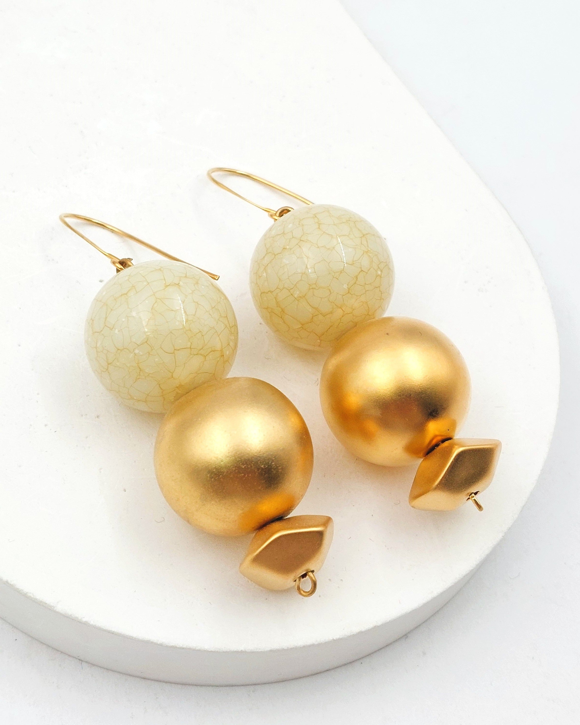 עגילי כדורי שייש זהב