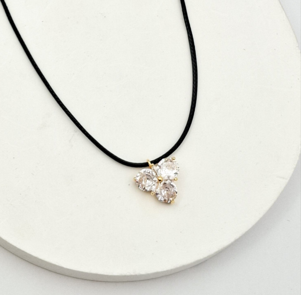 שרשרת פרח זירקונים