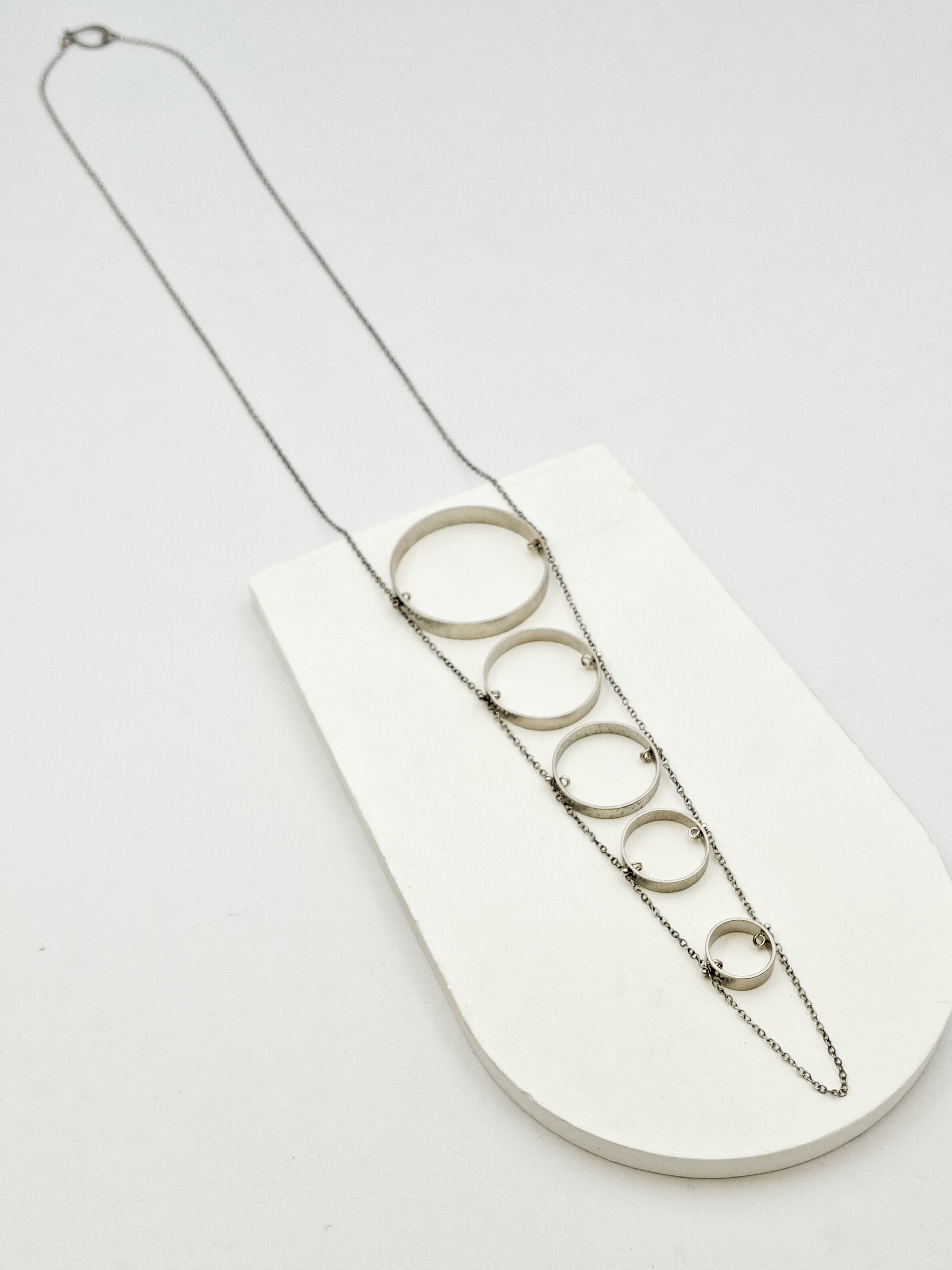 שרשרת לולאות מדורגות כסף