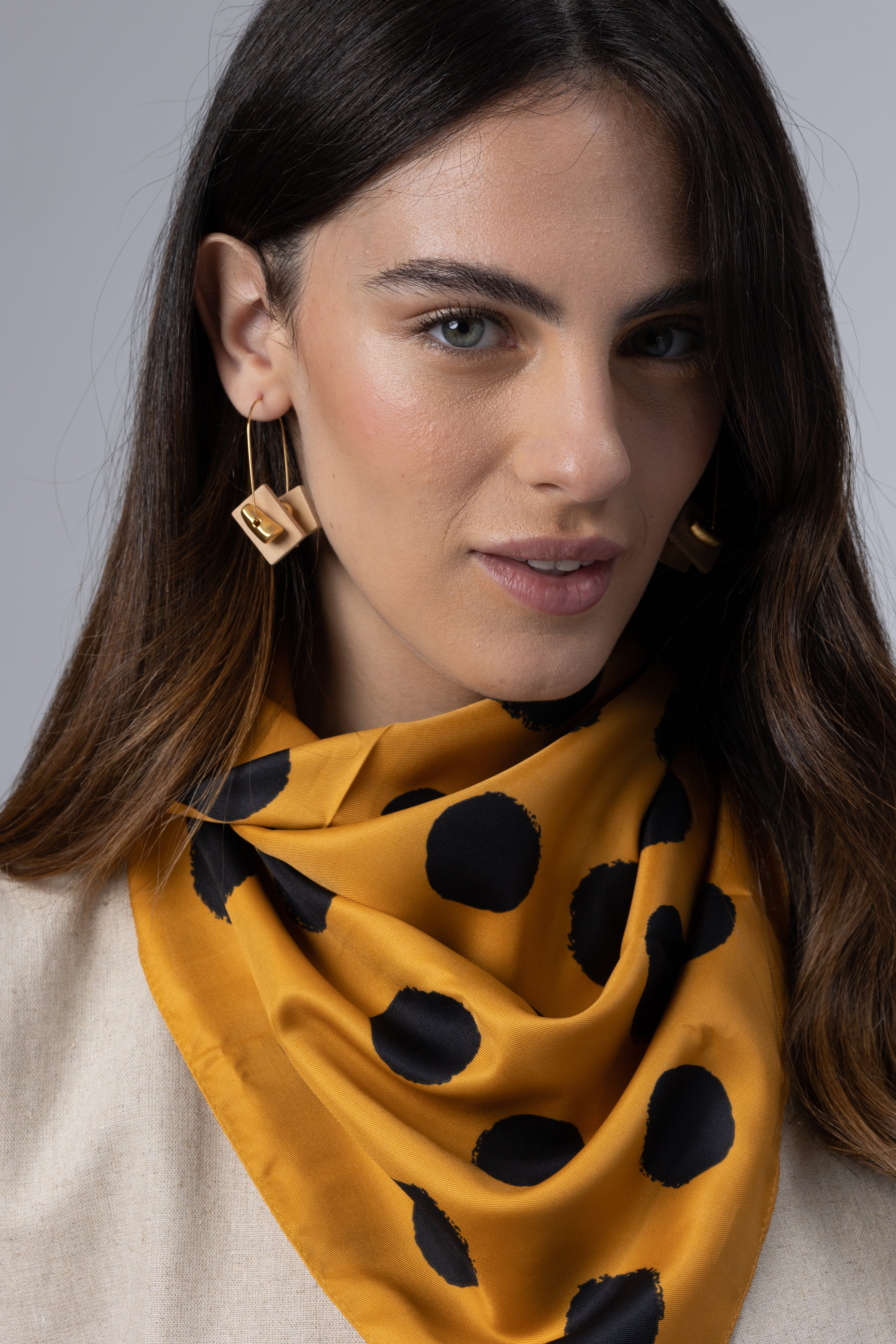 עגילי סהר עץ פלחים זהב