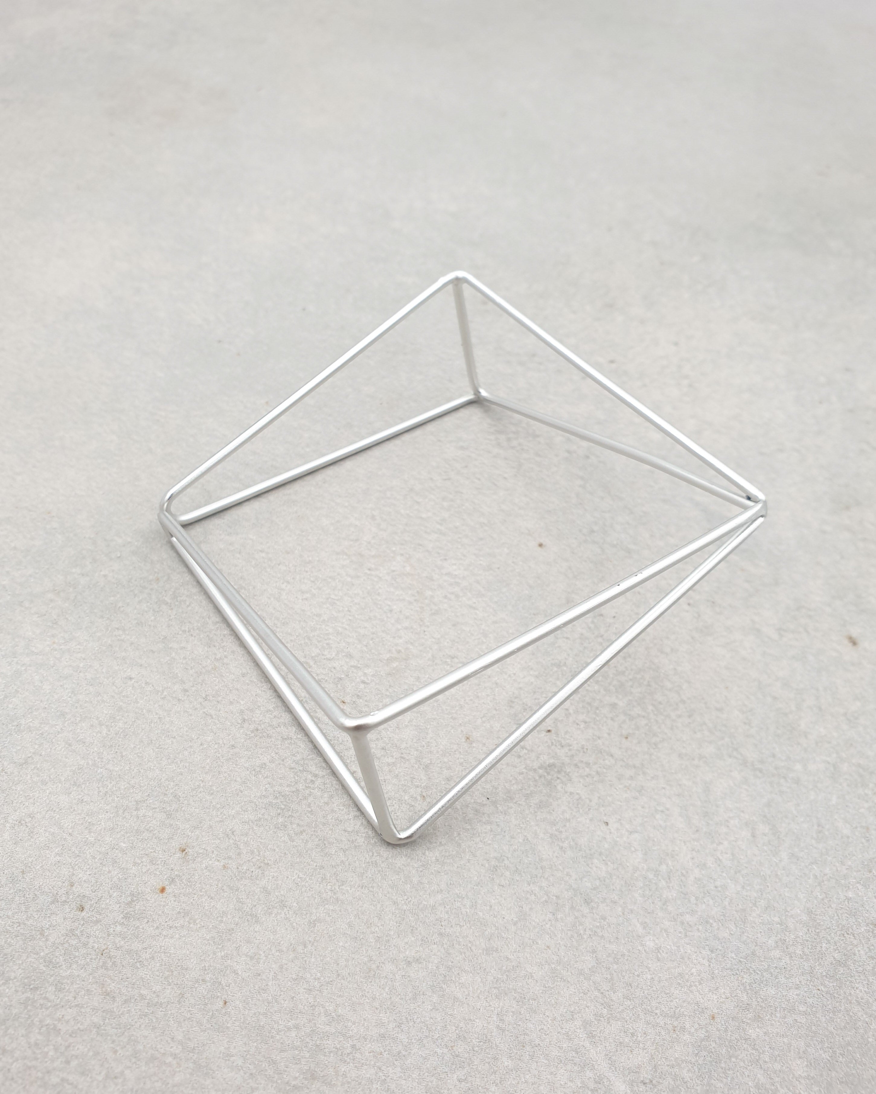 צמיד משולשים חלולים