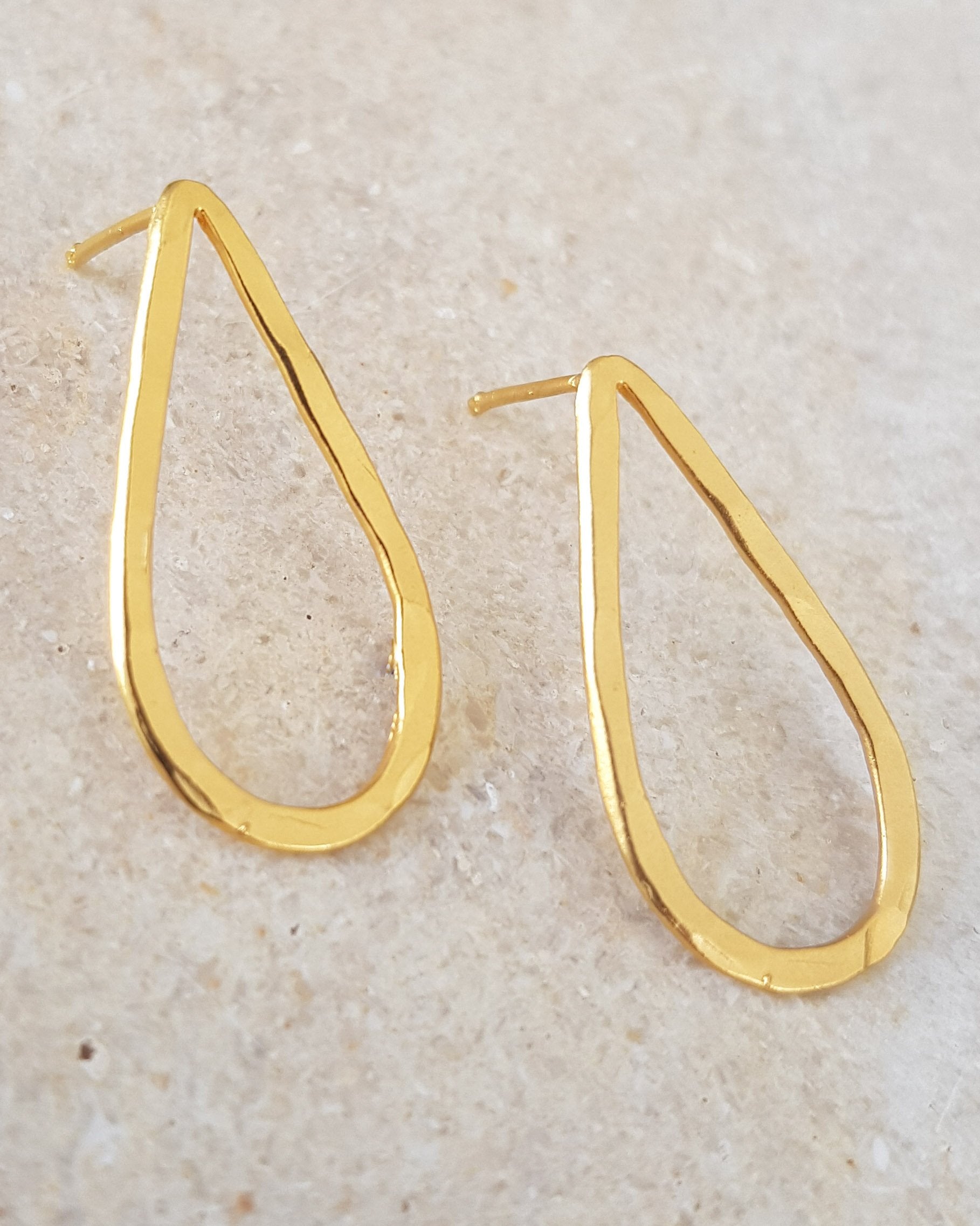 עגילי טיפה חלולה צמודים עבודת יד זהב