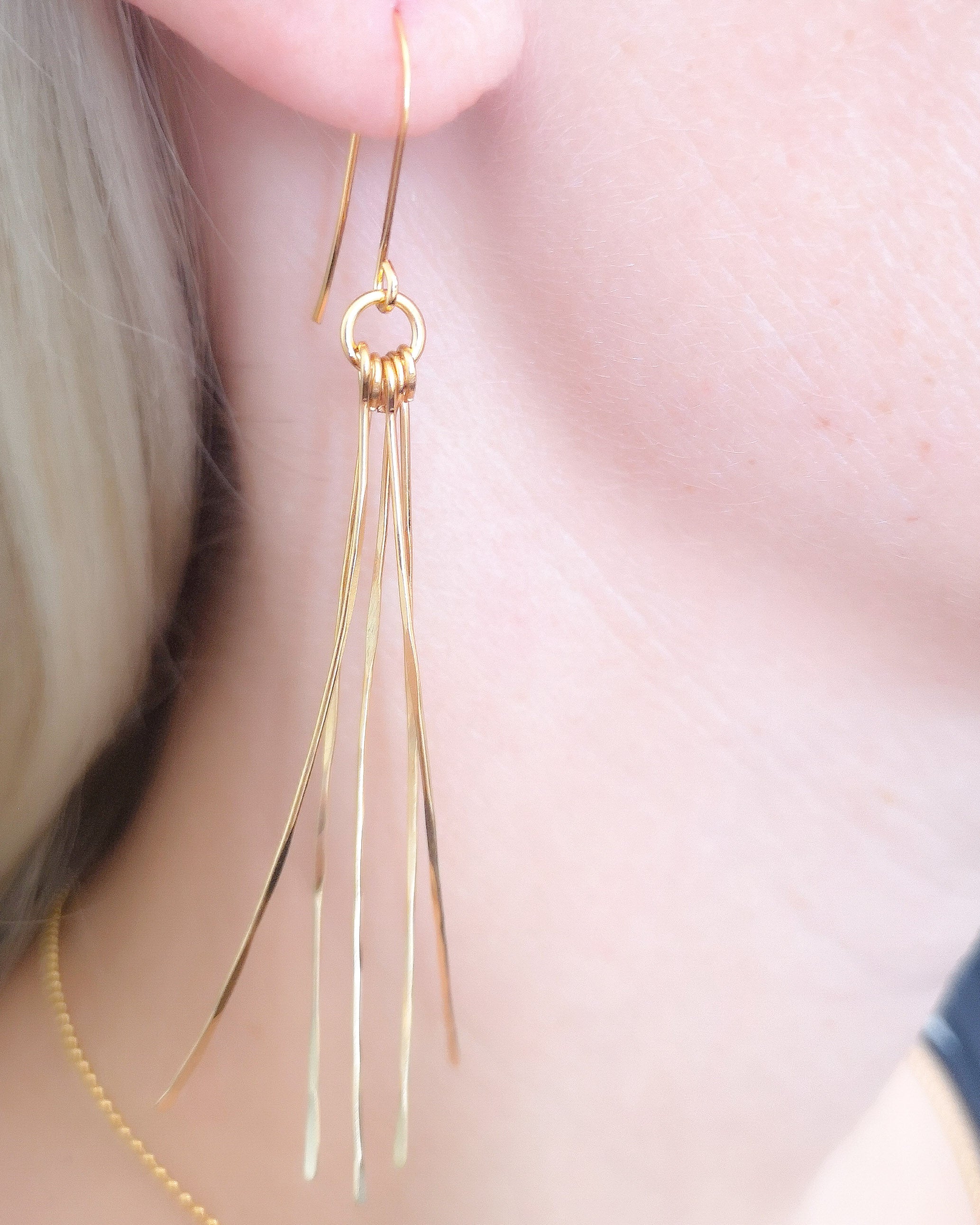 עגילי קווים תלויים עבודת יד