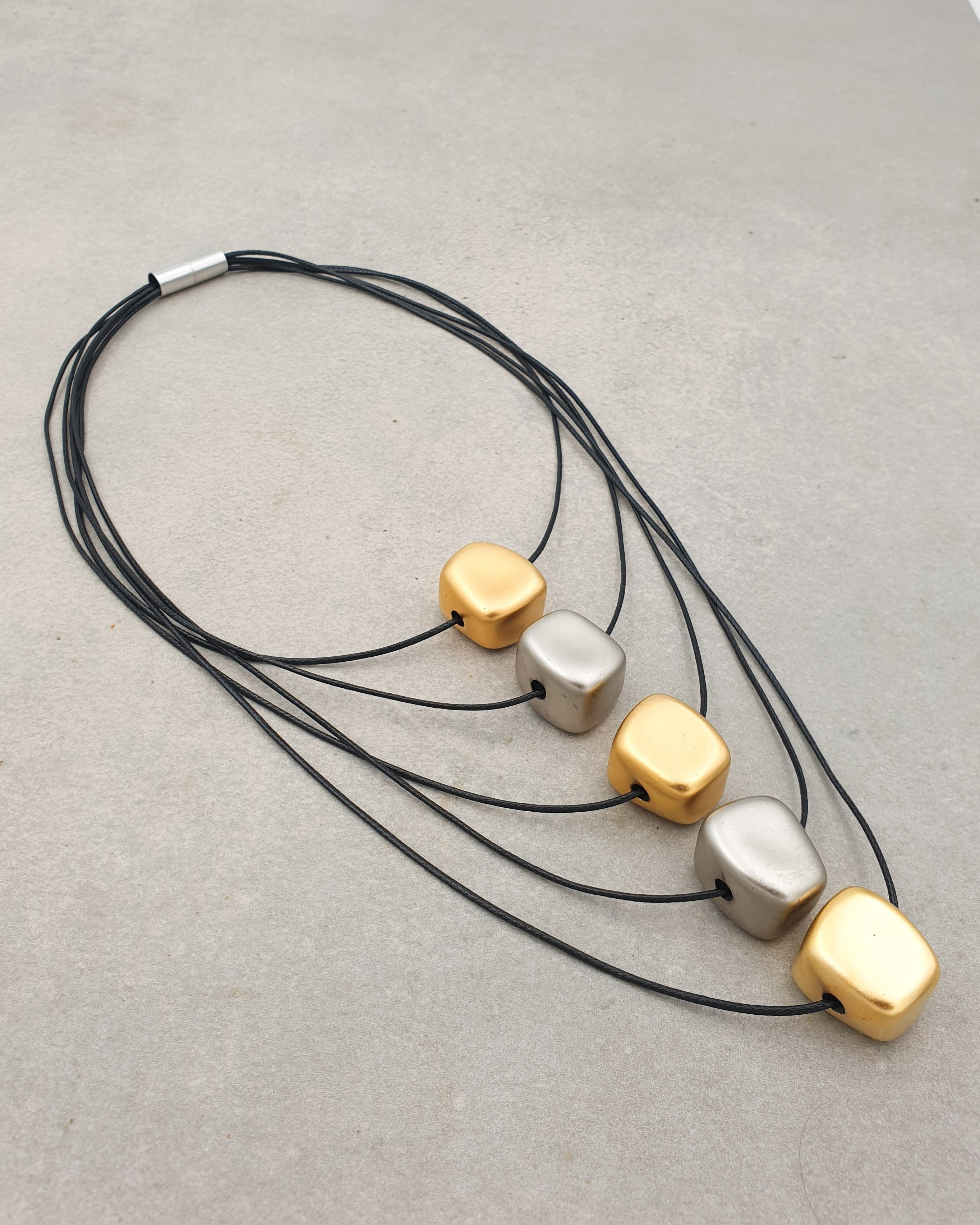 שרשרת מדורגת מגנט קוביות