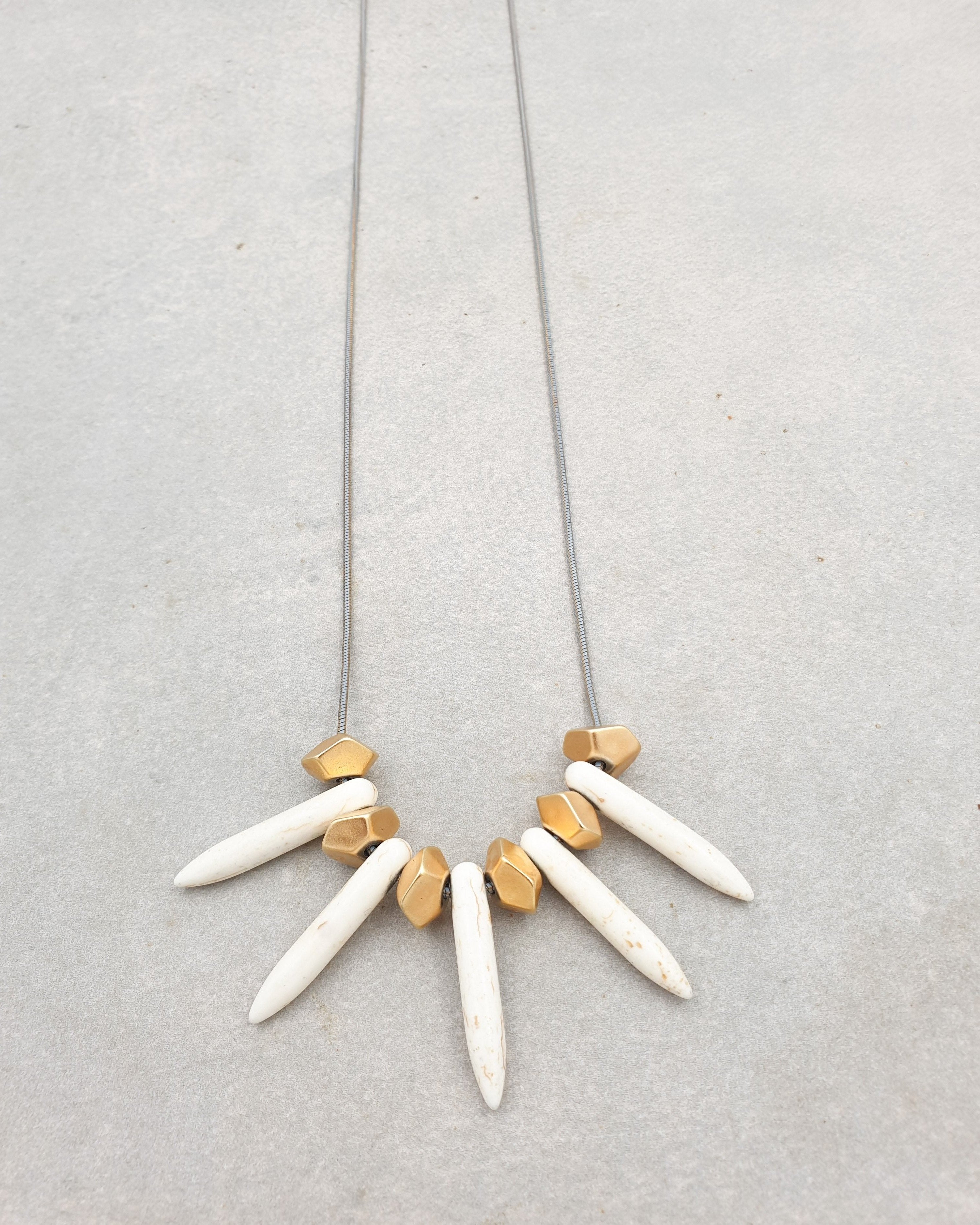 שרשרת שיני אבנים ארוכה