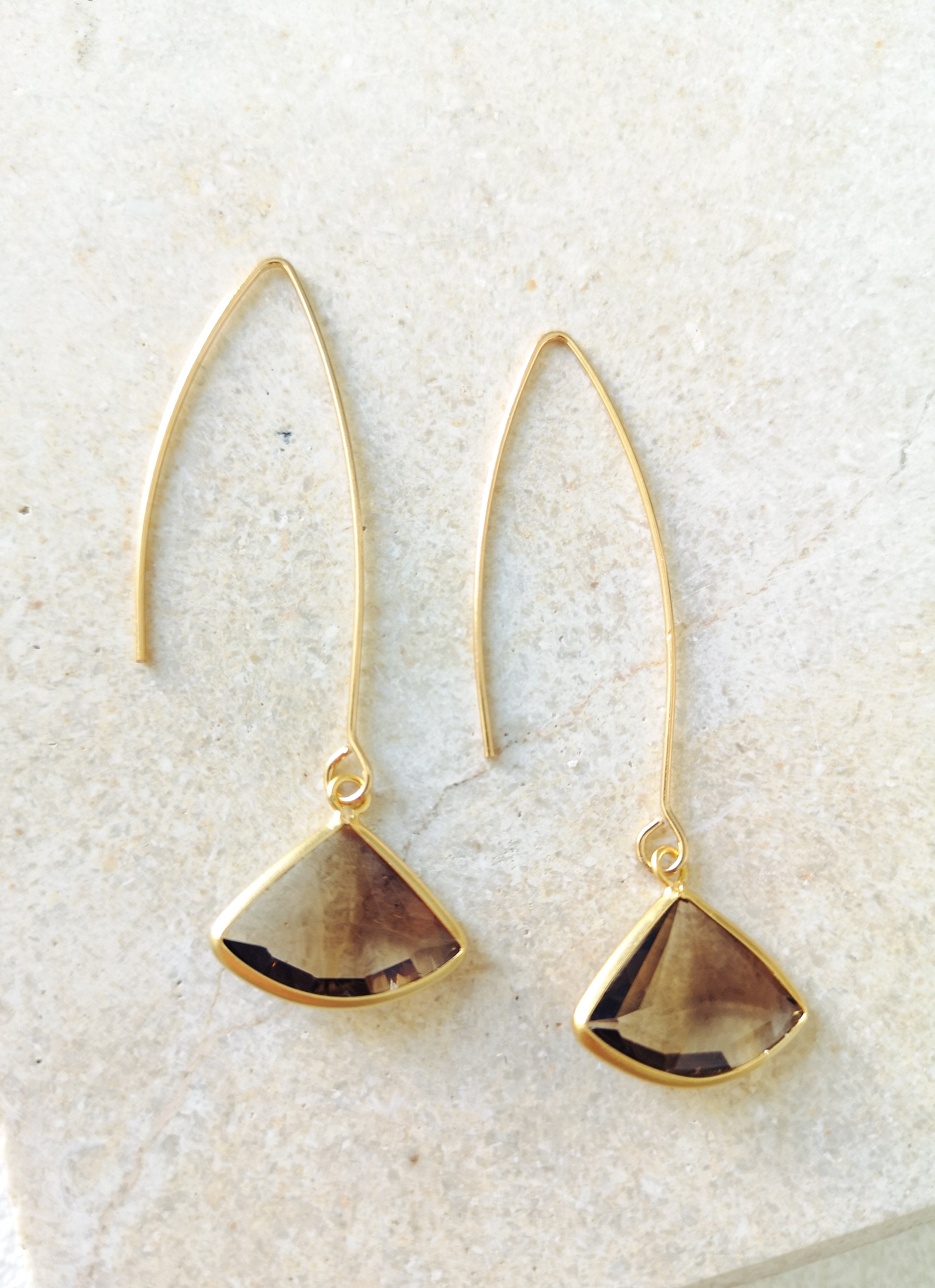 עגילי משולש ממוסגר זהב תלויים