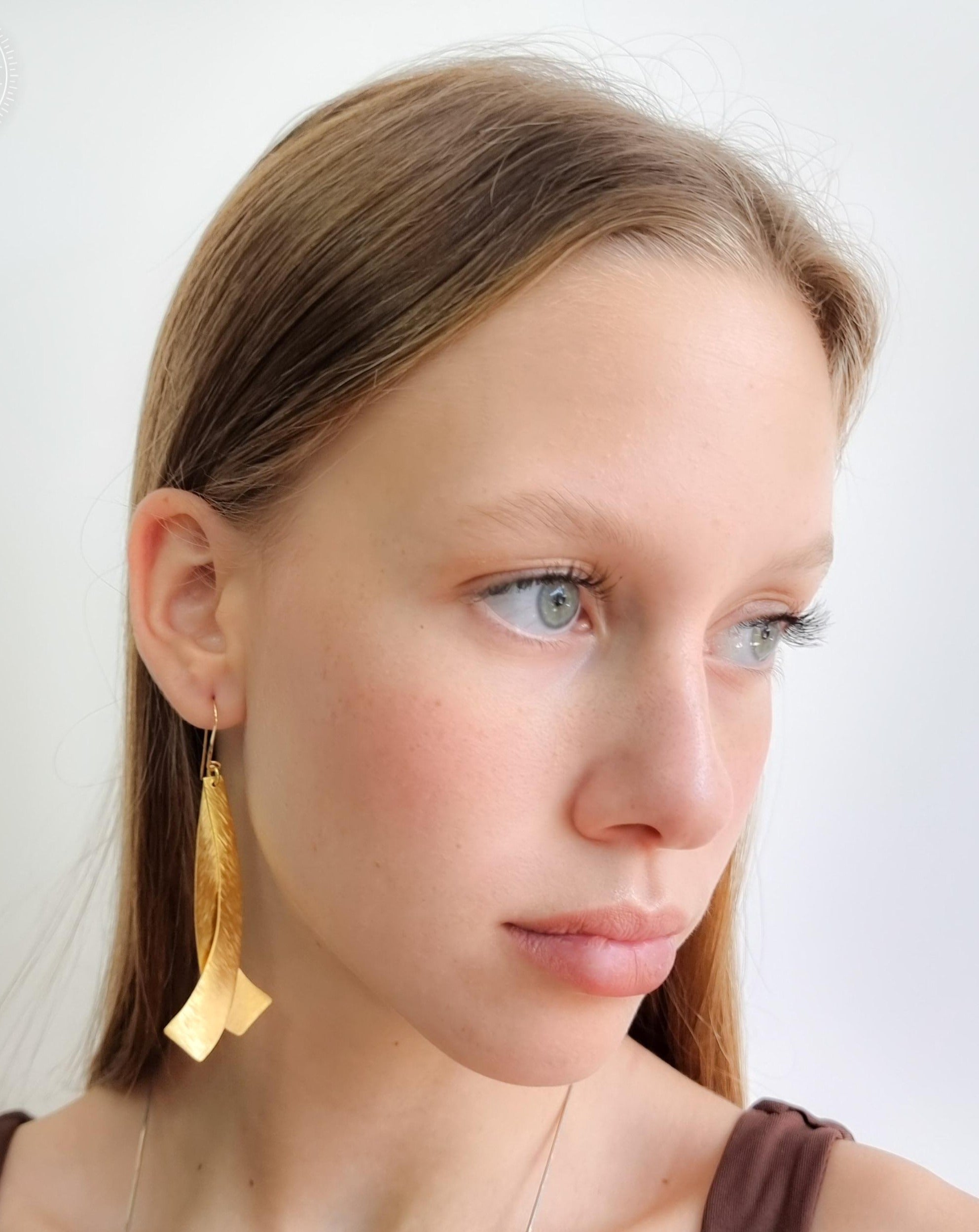 עגילי נעמה תלויים