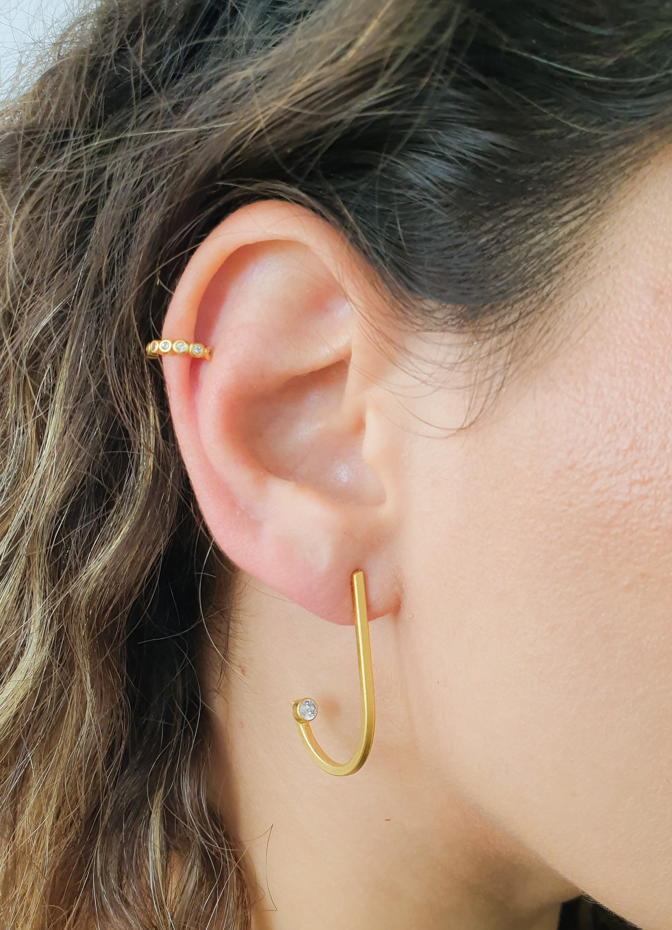 עגילי חישוק זירקון משובץ