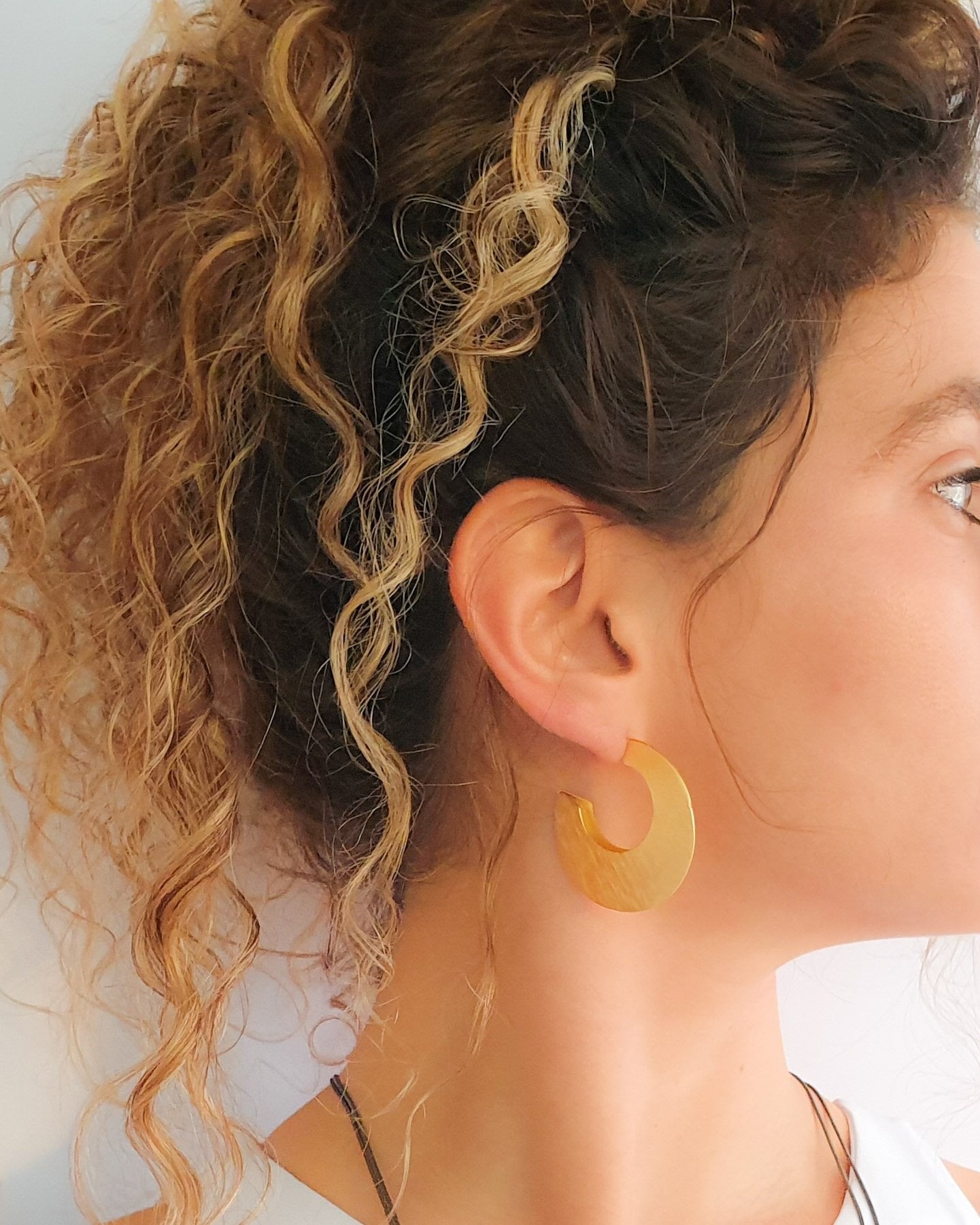 עגילי חישוק צמודים גדולים