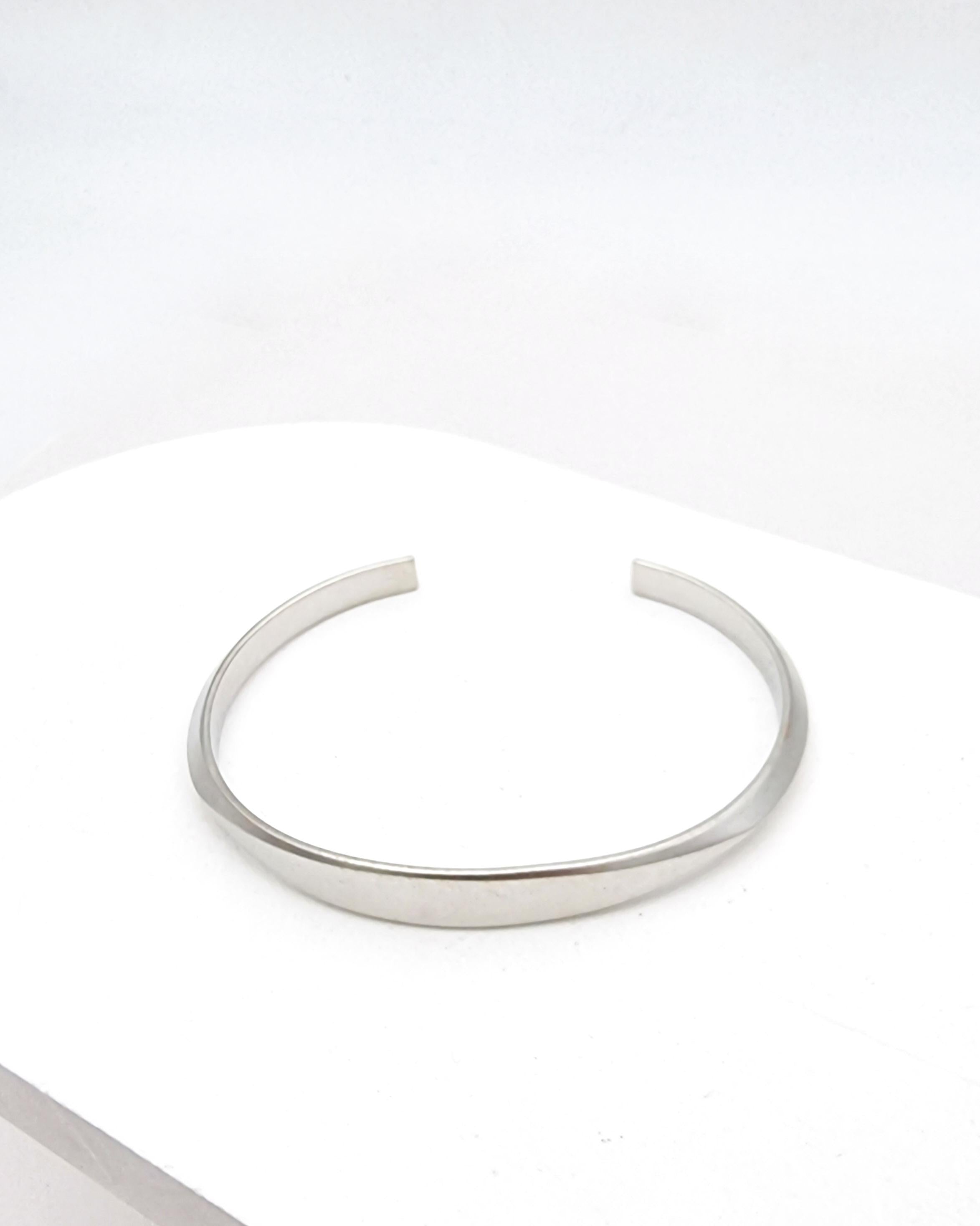 צמיד קשיח מוחלק