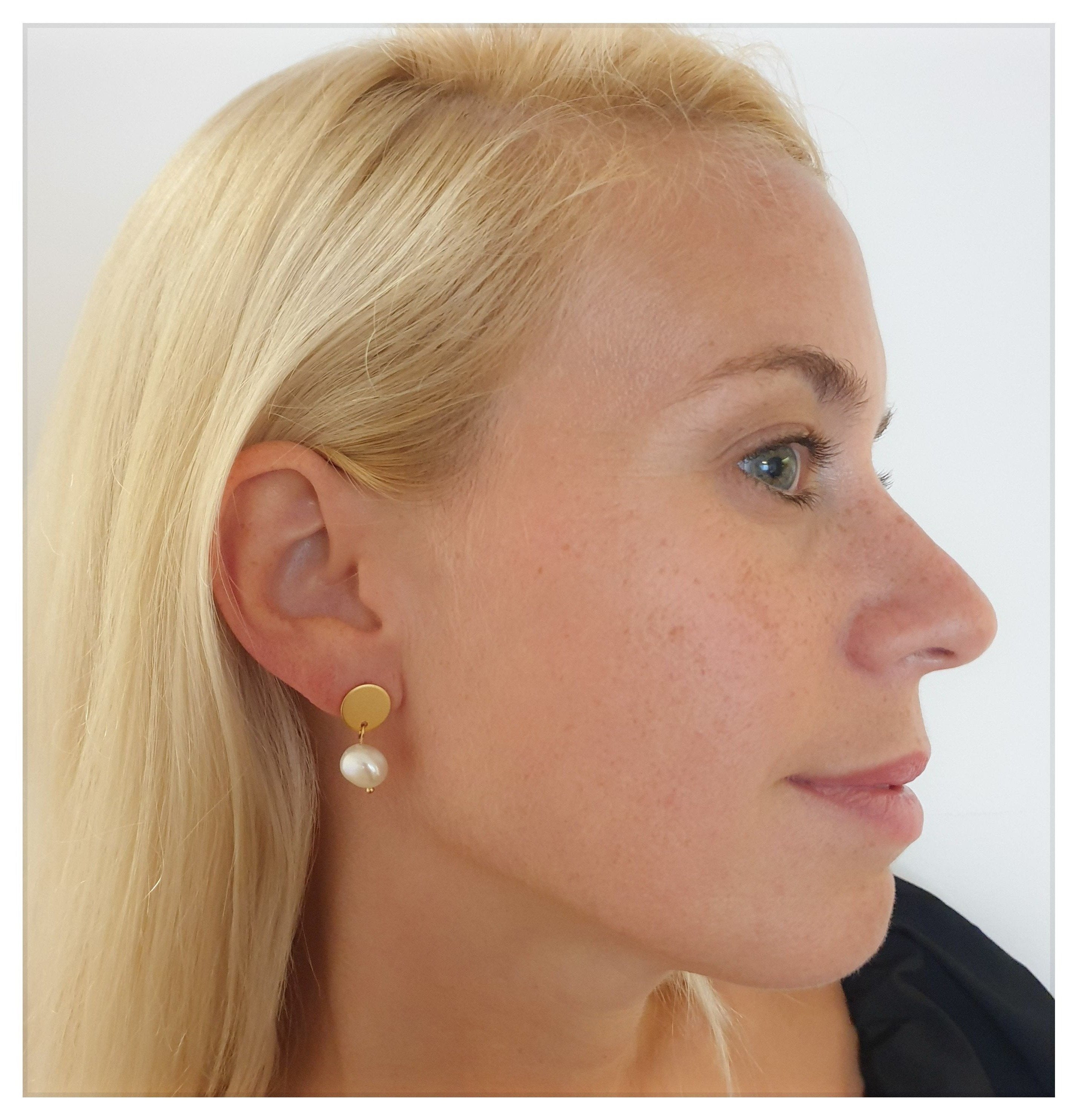 עגילי מטבע צמודים פנינה אמיתית