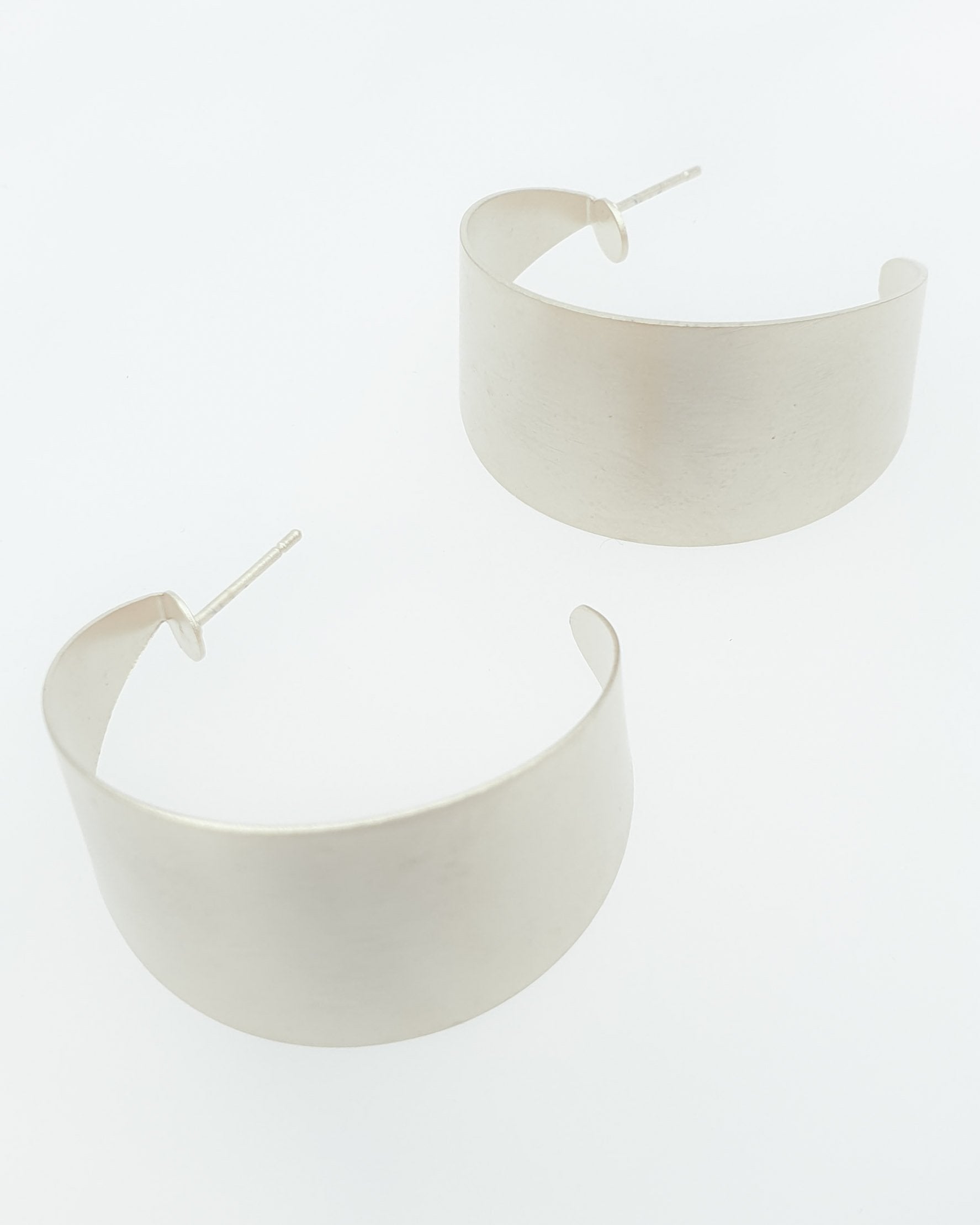 עגילי חישוק רחב וגדול צמודים