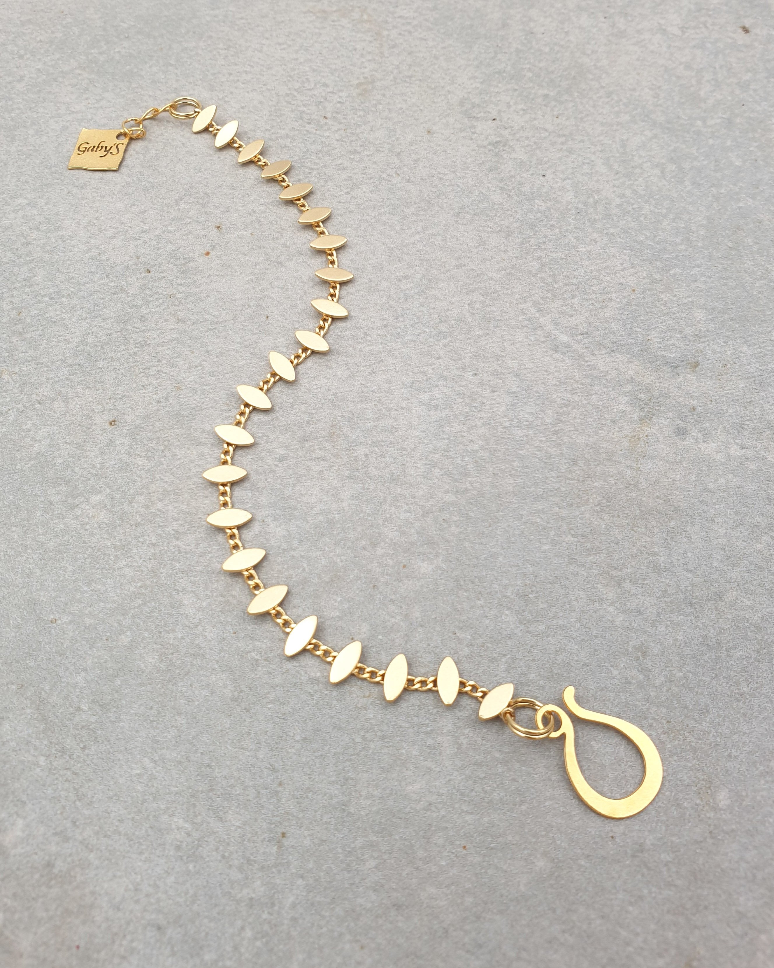 צמיד עיניים קצר