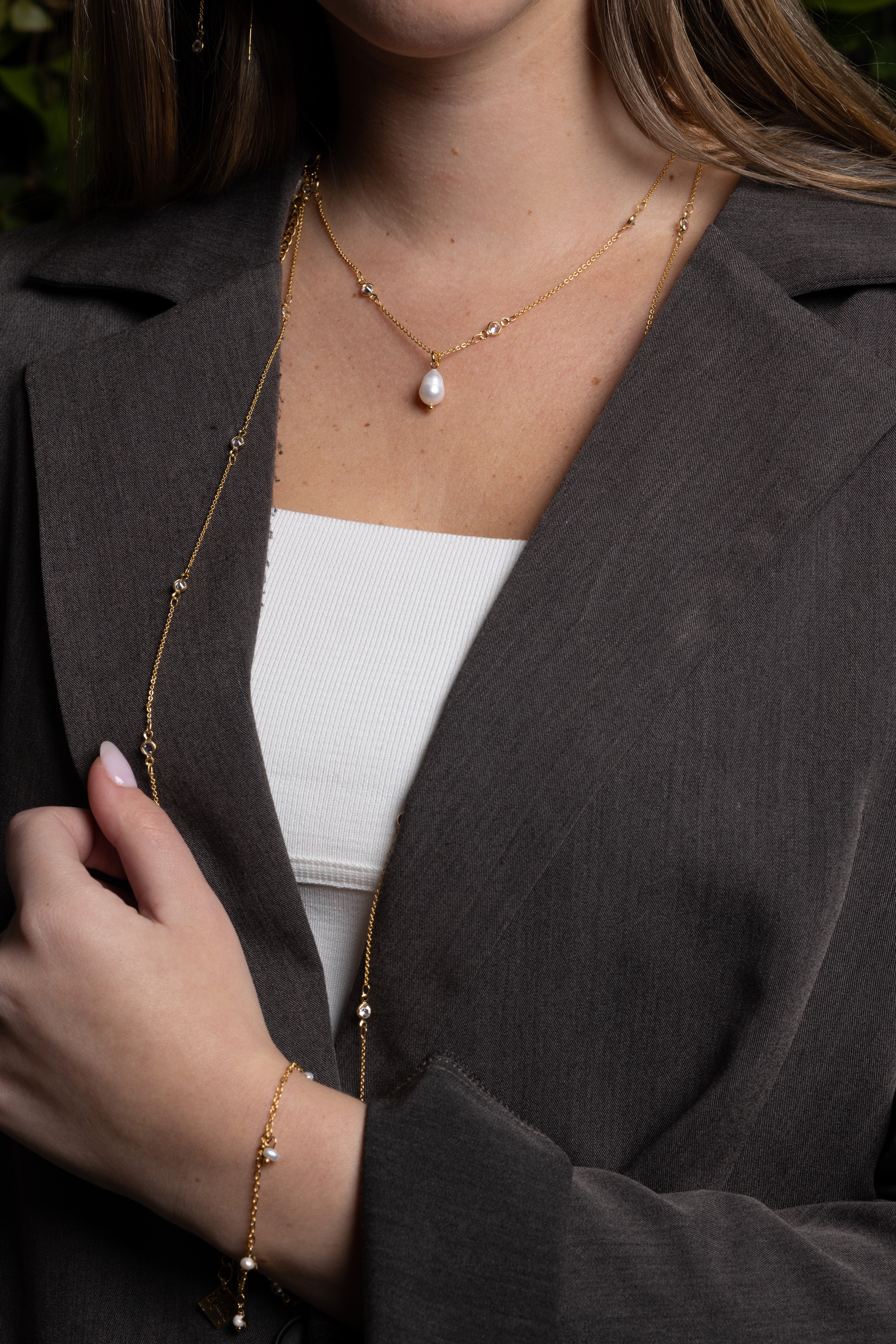 שרשרת זירקונים משובצים קצרה