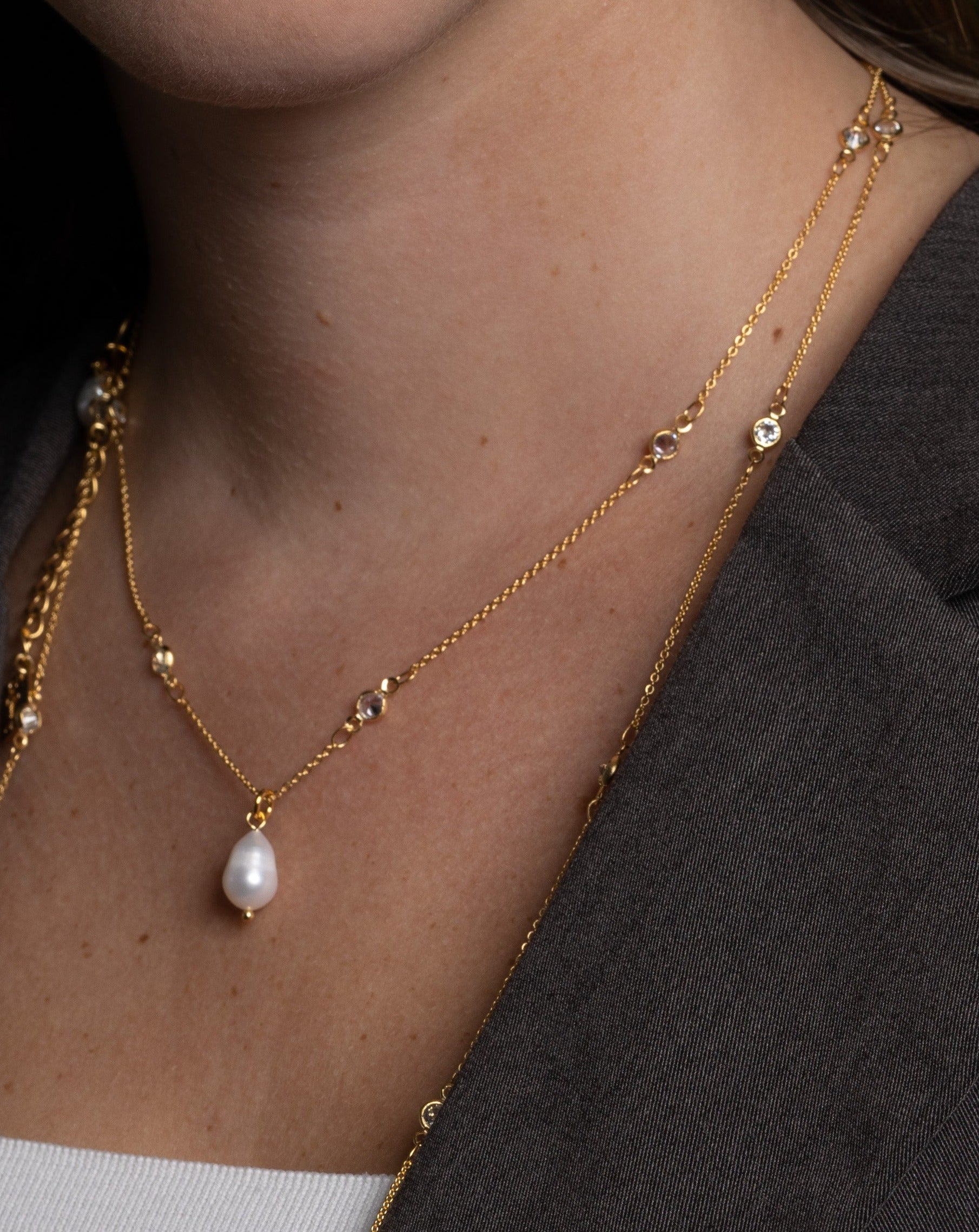 שרשרת זירקונים משובצים קצרה