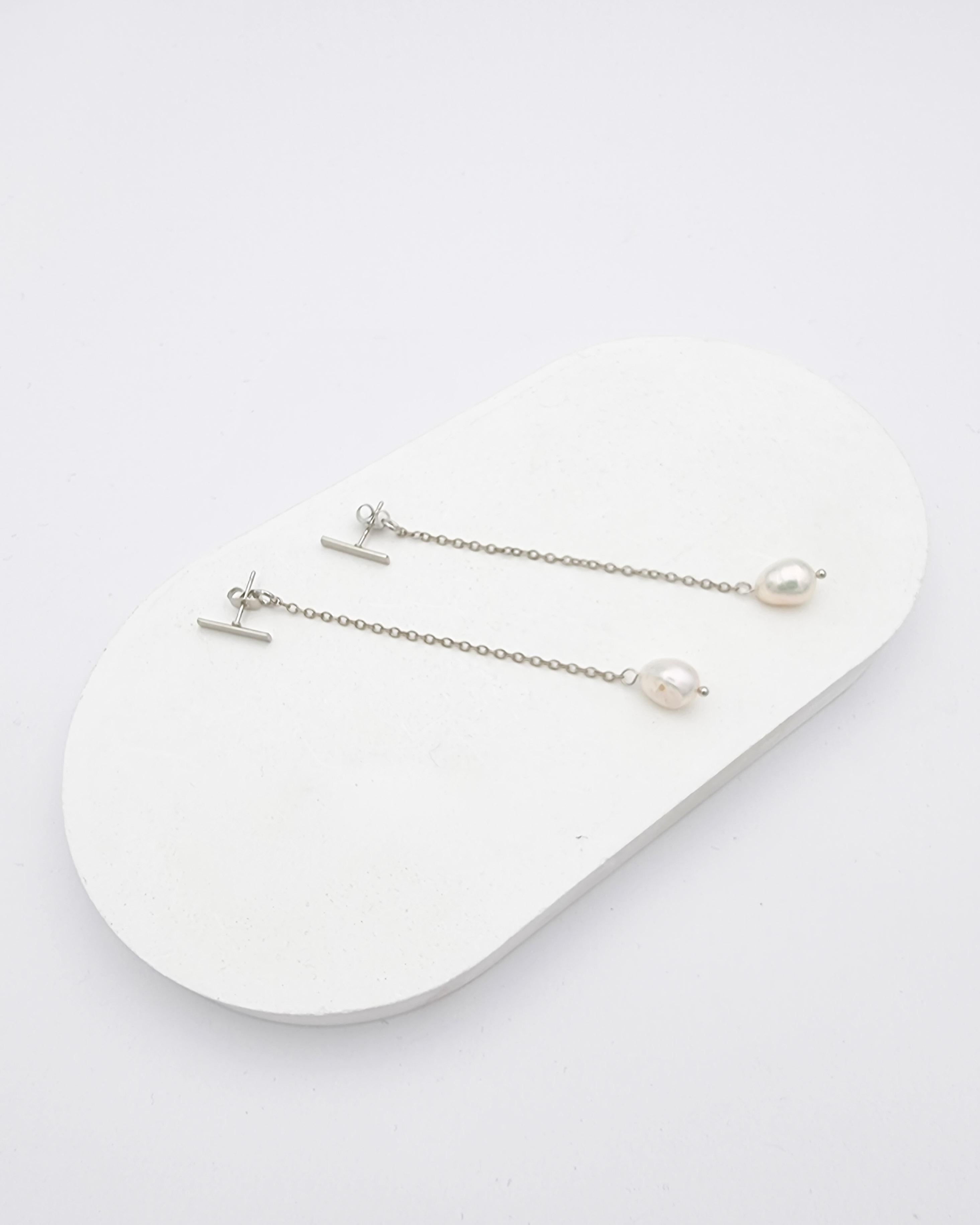 עגילי פנינה חובקים אלין