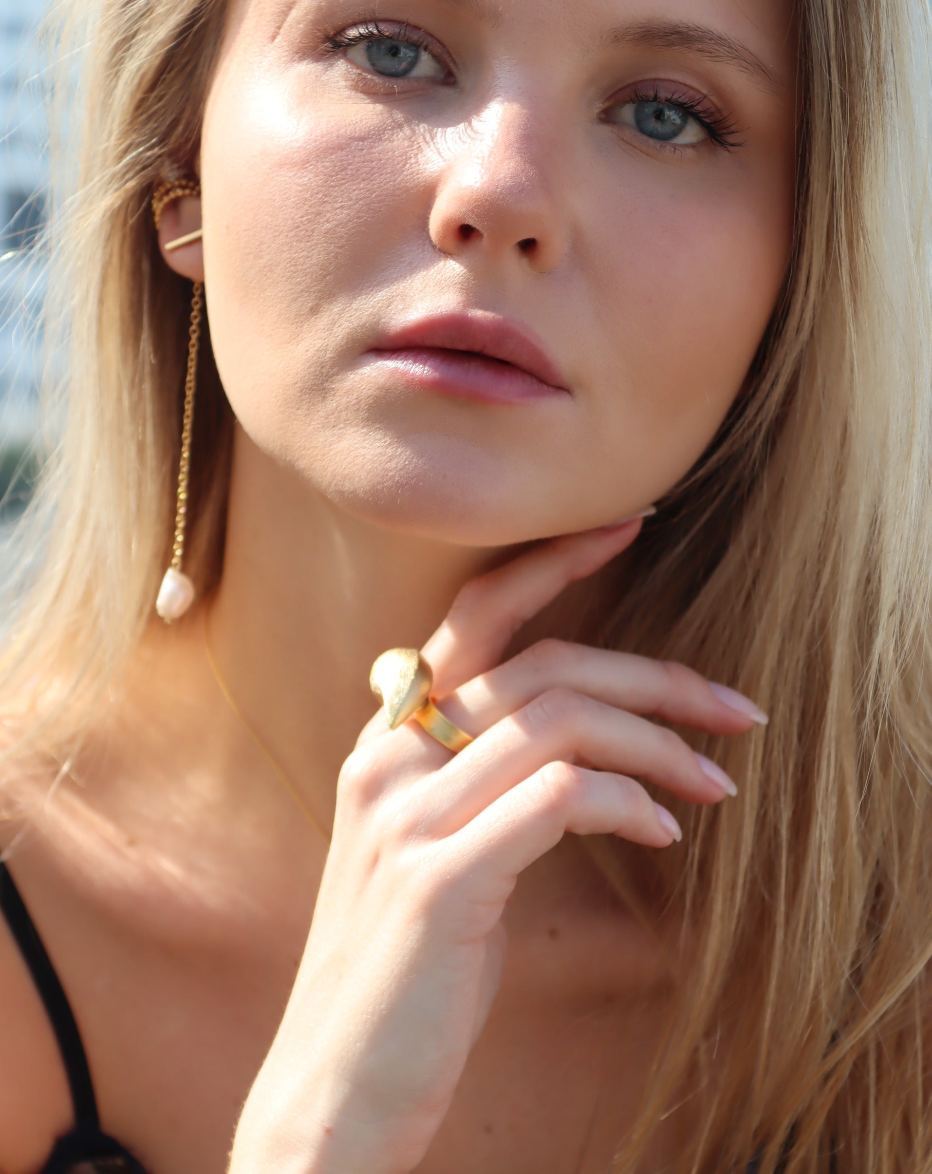 עגילי פנינה חובקים אלין