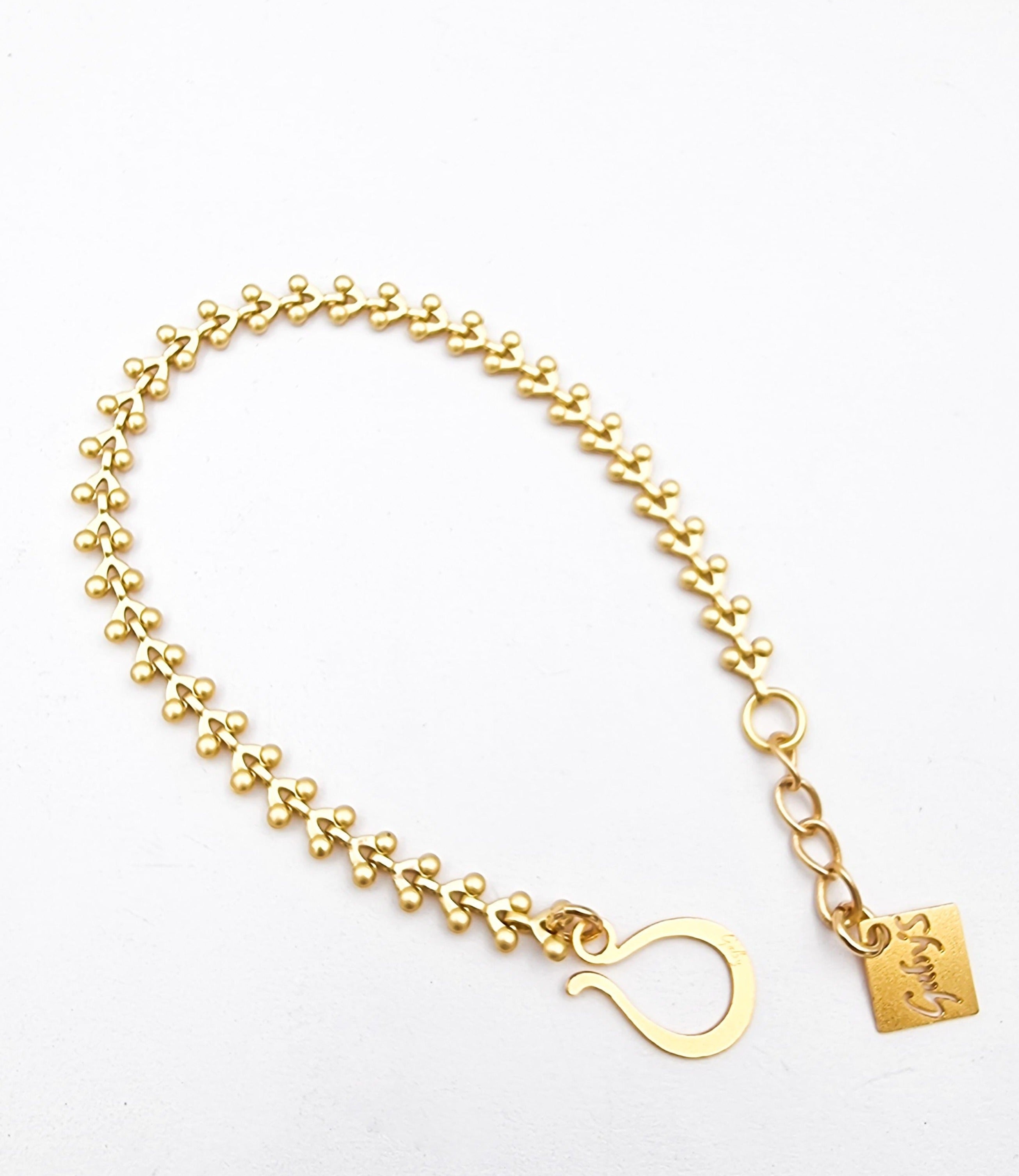 צמיד חיצים מעוגלים לאקי זהב