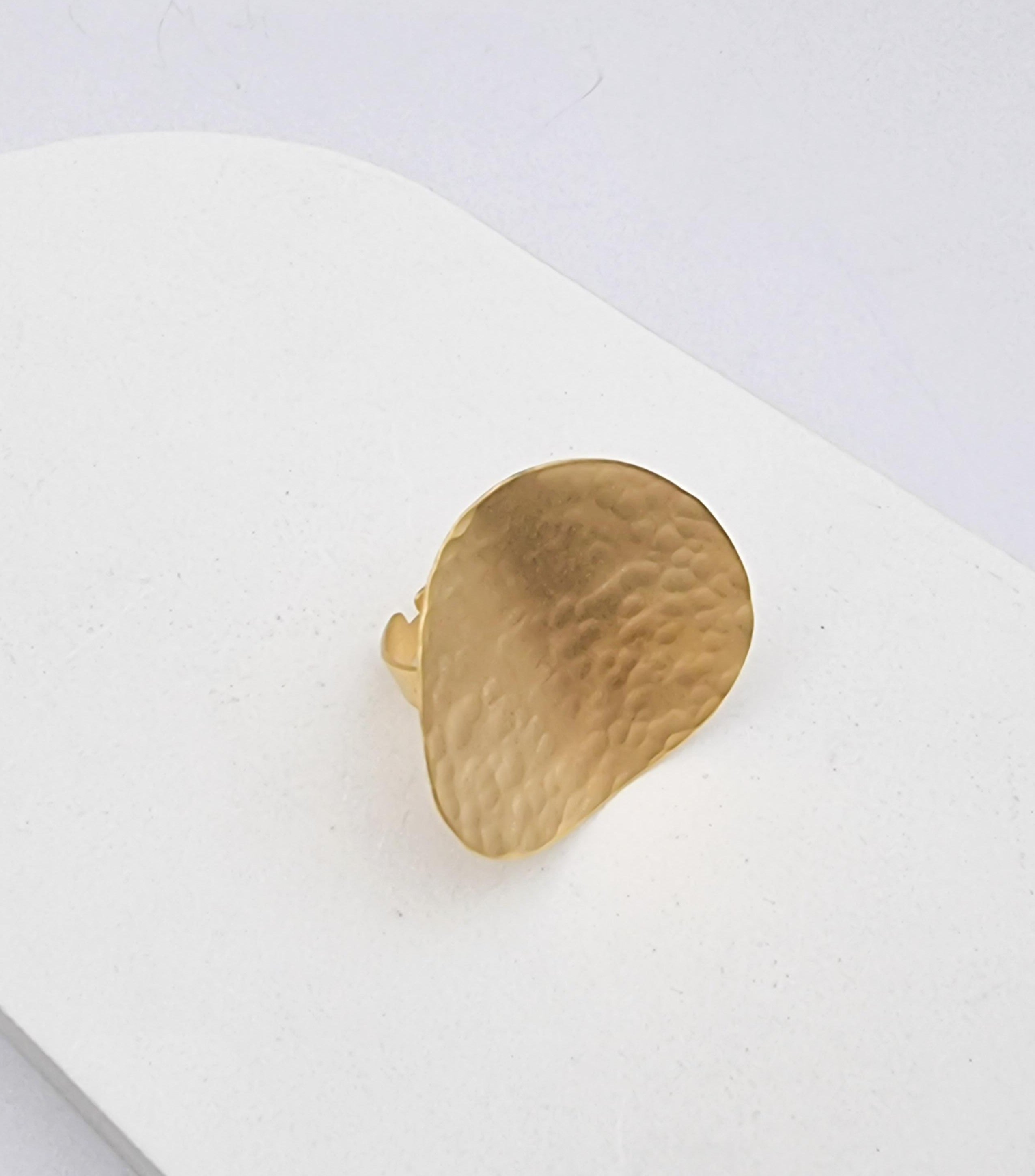 טבעת אובל רקוע עבודת יד