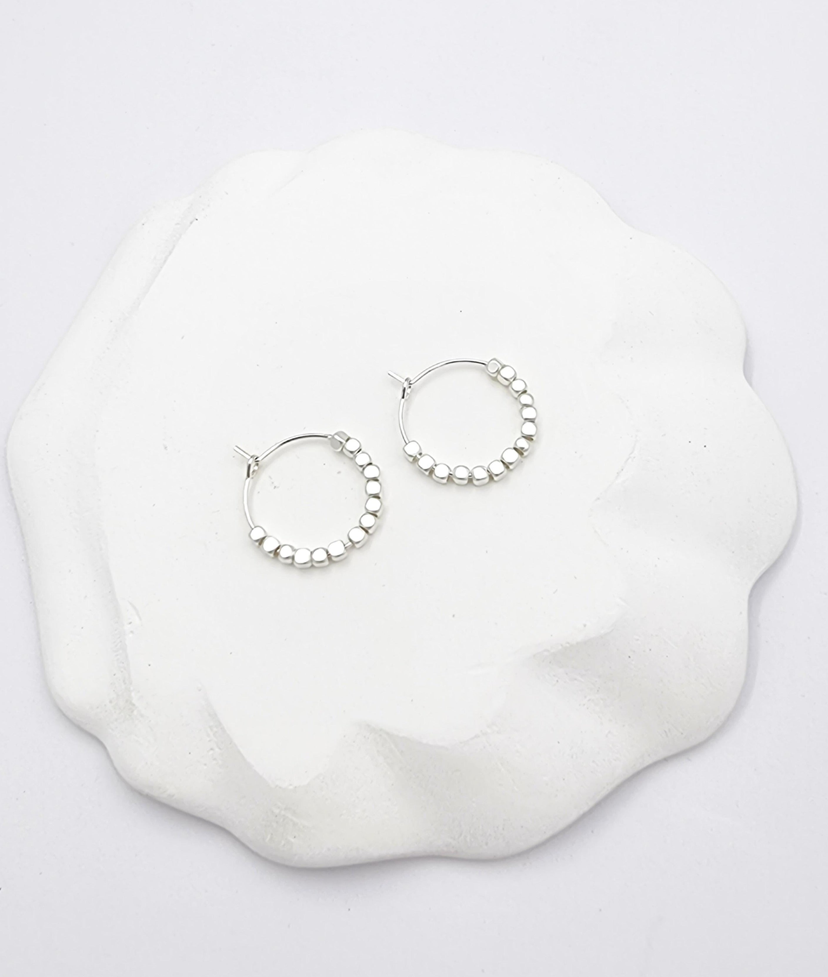 עגילי חישוק קוביות קטנטנות קטן