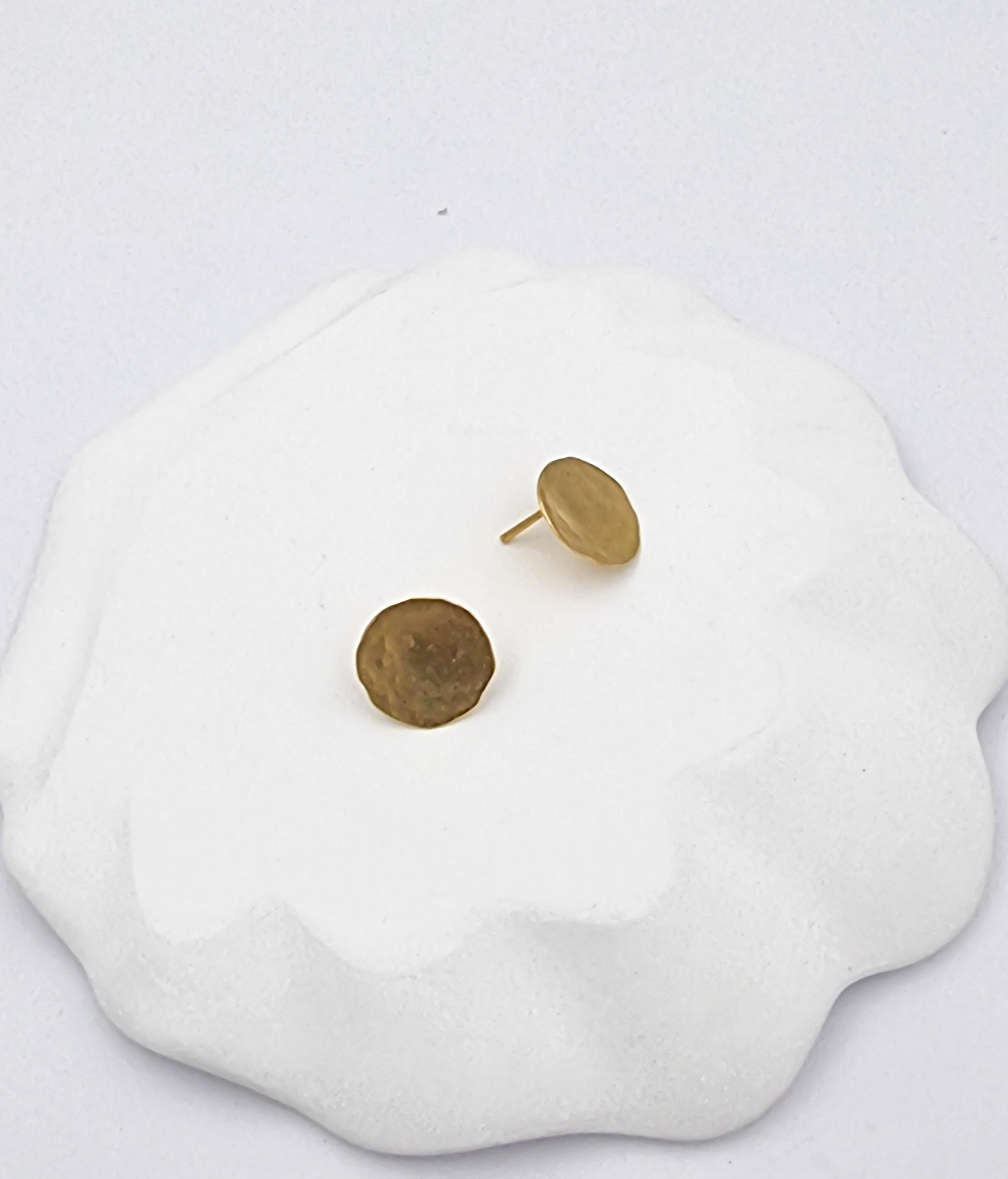 עגילי מטבע צמודים עבודת יד