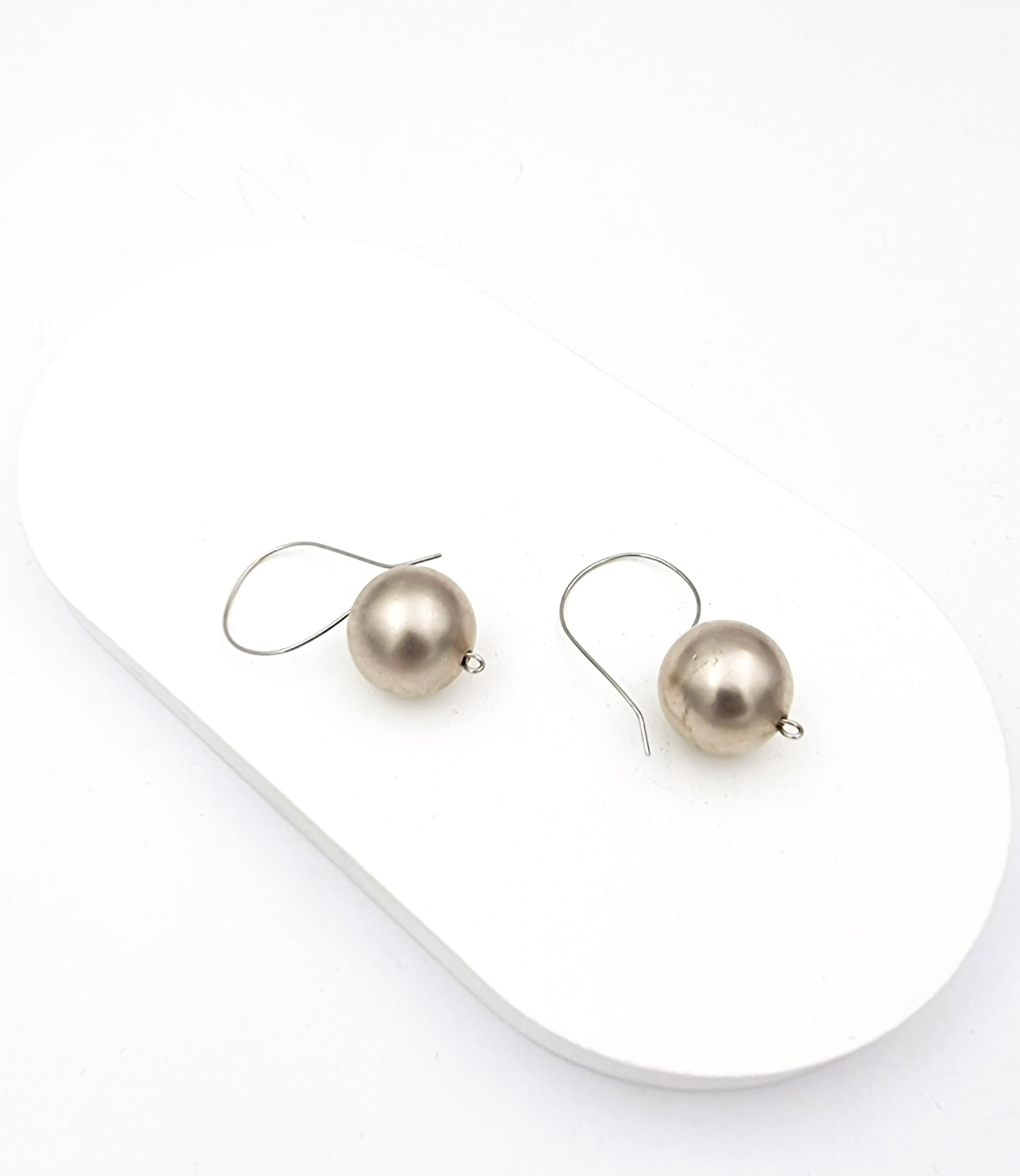 עגילים תלויים כדור