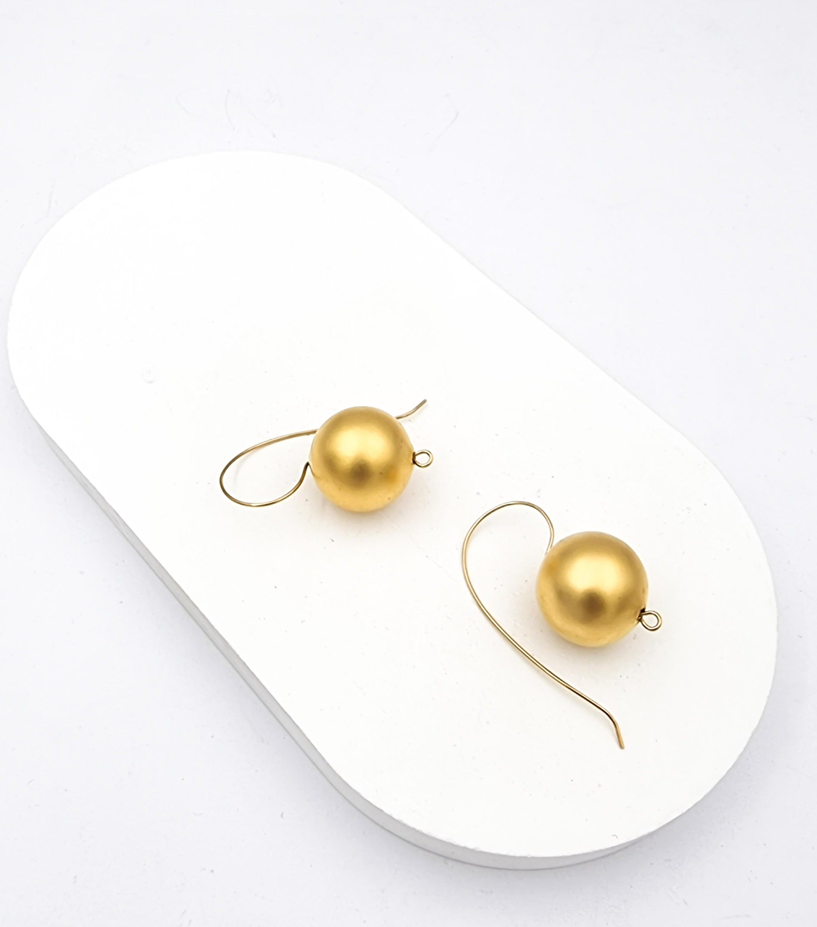 עגילים תלויים כדור